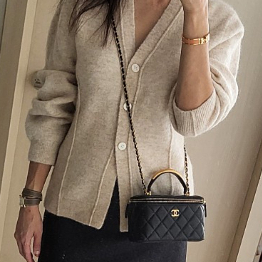 Chanel Vanity With Chain Lambskin & Gold Black 착용 스타일