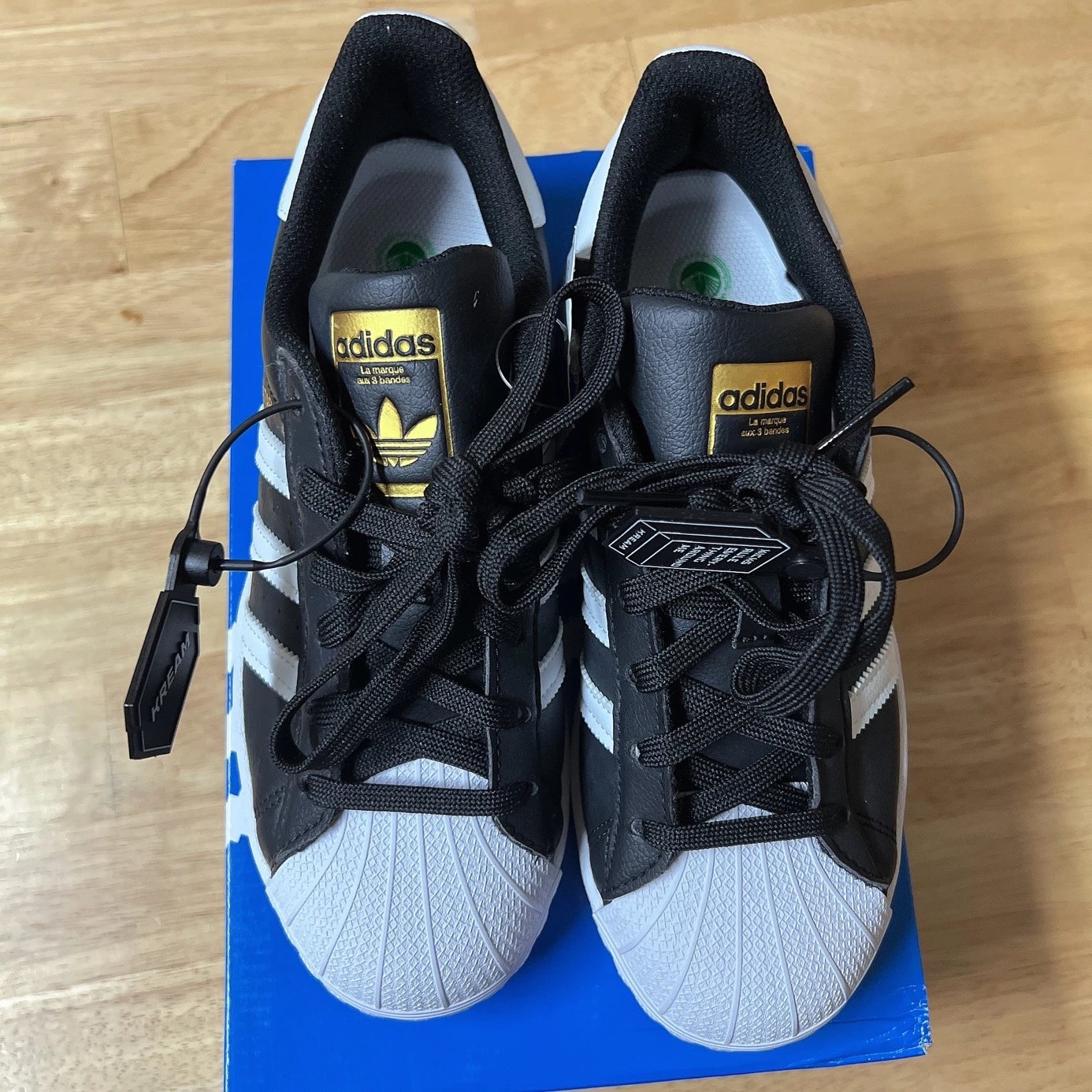Adidas Superstar Vegan Core Black Cloud White 착용 스타일 - 2