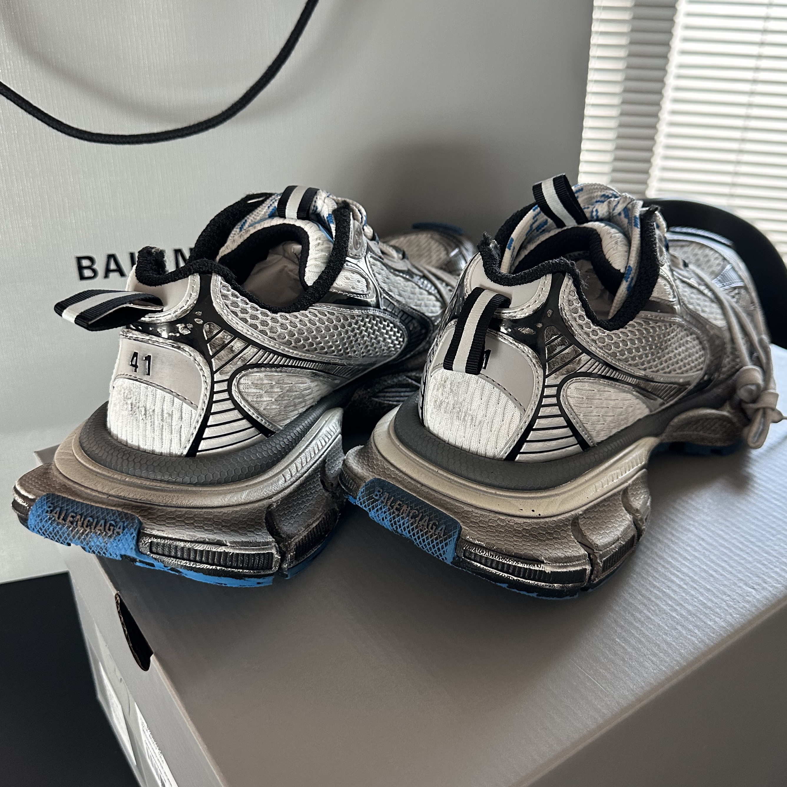 Balenciaga 3XL Sneakers Worn Out Grey White Blue 착용 스타일 - 3