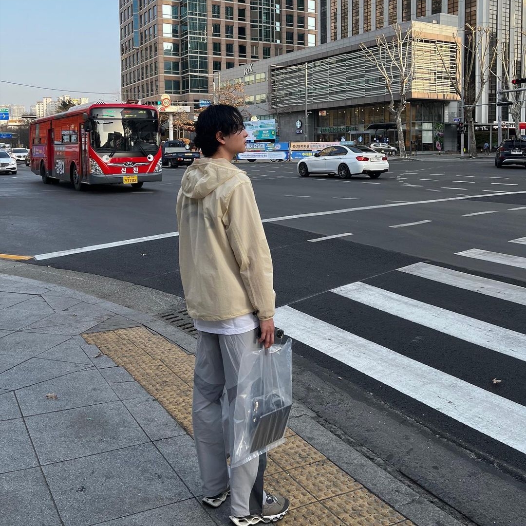 Art Of Field Back Printed Packable Jacket Light Yellow, Art Of Field Three Colourway Slit Belt Pants Light Gray 착용 스타일 - 2
