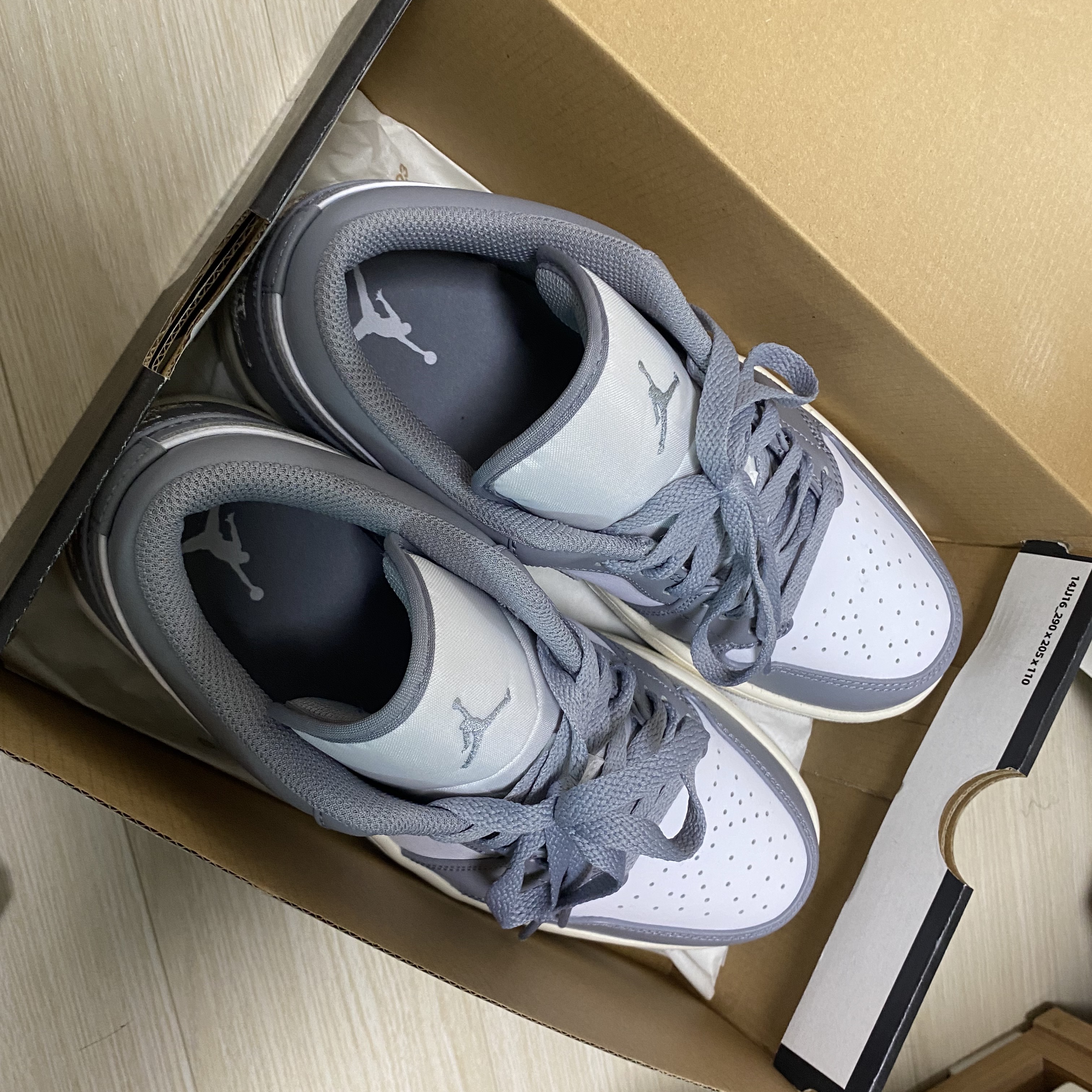 Jordan 1 Low Stealth and White 착용 스타일 - 1