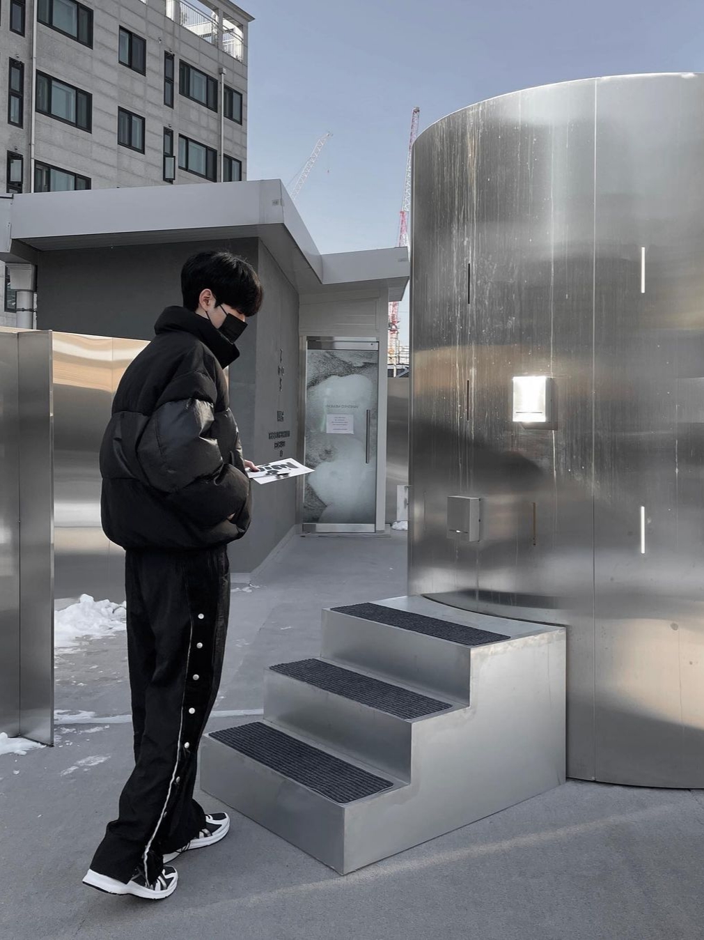 AOP Snap Track Pants Meta Black 착용 스타일 - 2