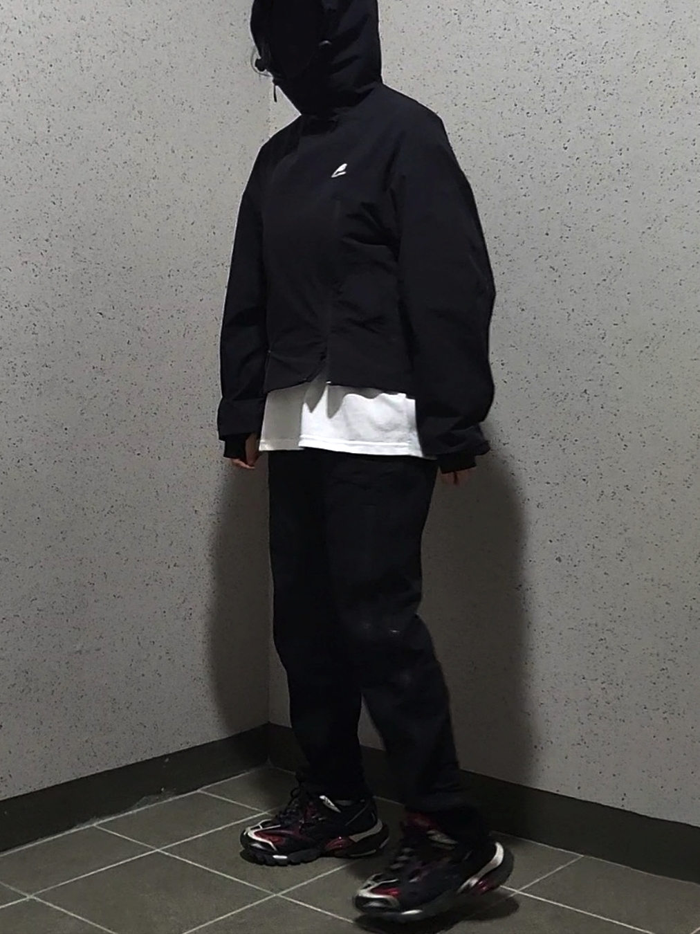Ader Error Plue Windbreaker Noir, Balenciaga Track.2 Sneakers Black Burgundy 착용 스타일 - 1