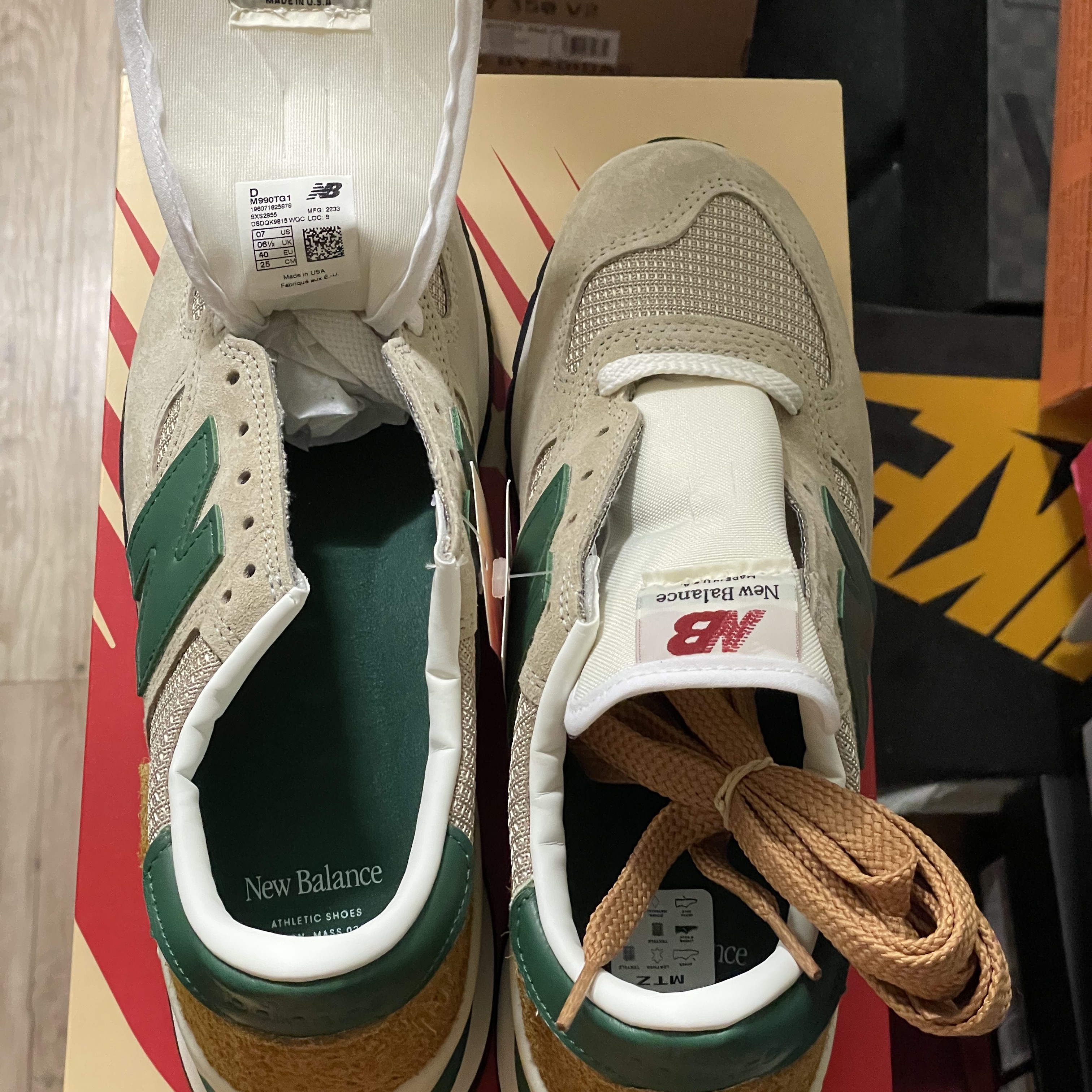 New Balance 990v1 Tan Green 착용 스타일 - 1
