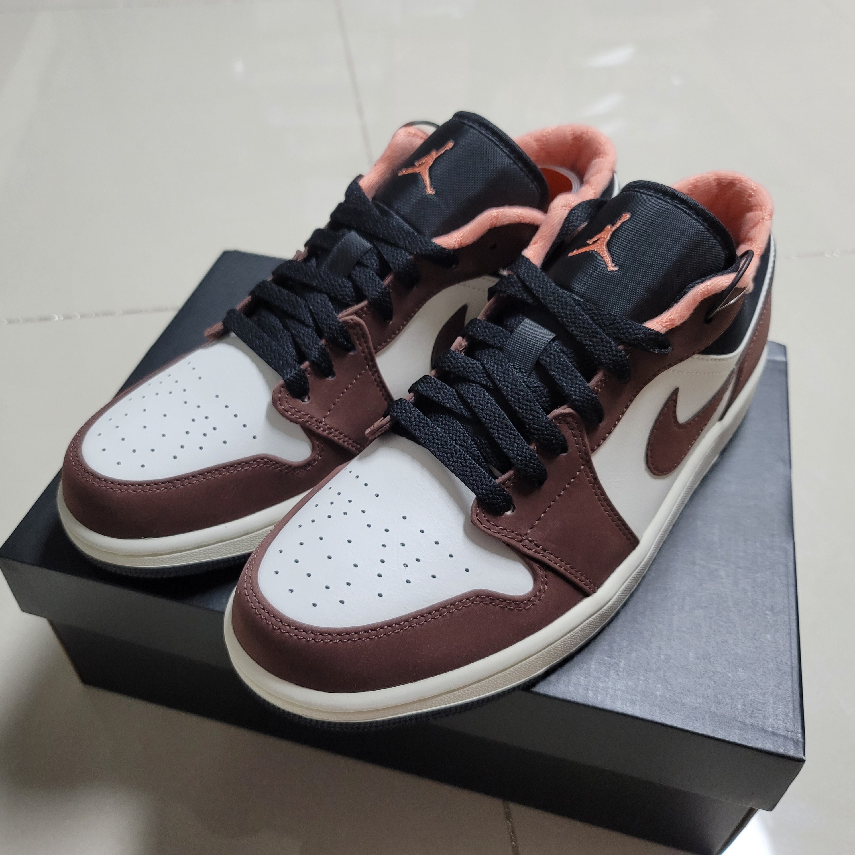 Jordan 1 Low SE Chocolate Bliss 착용 스타일 - 1