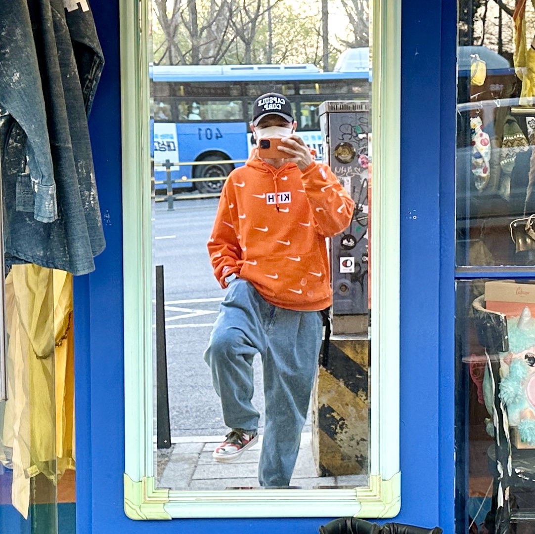 Nike x Kith New York Knicks AOP Hoodie Orange, Vans Vault x Nigel Cabourn OG Authentic LX Army Green Camo 착용 스타일 - 1