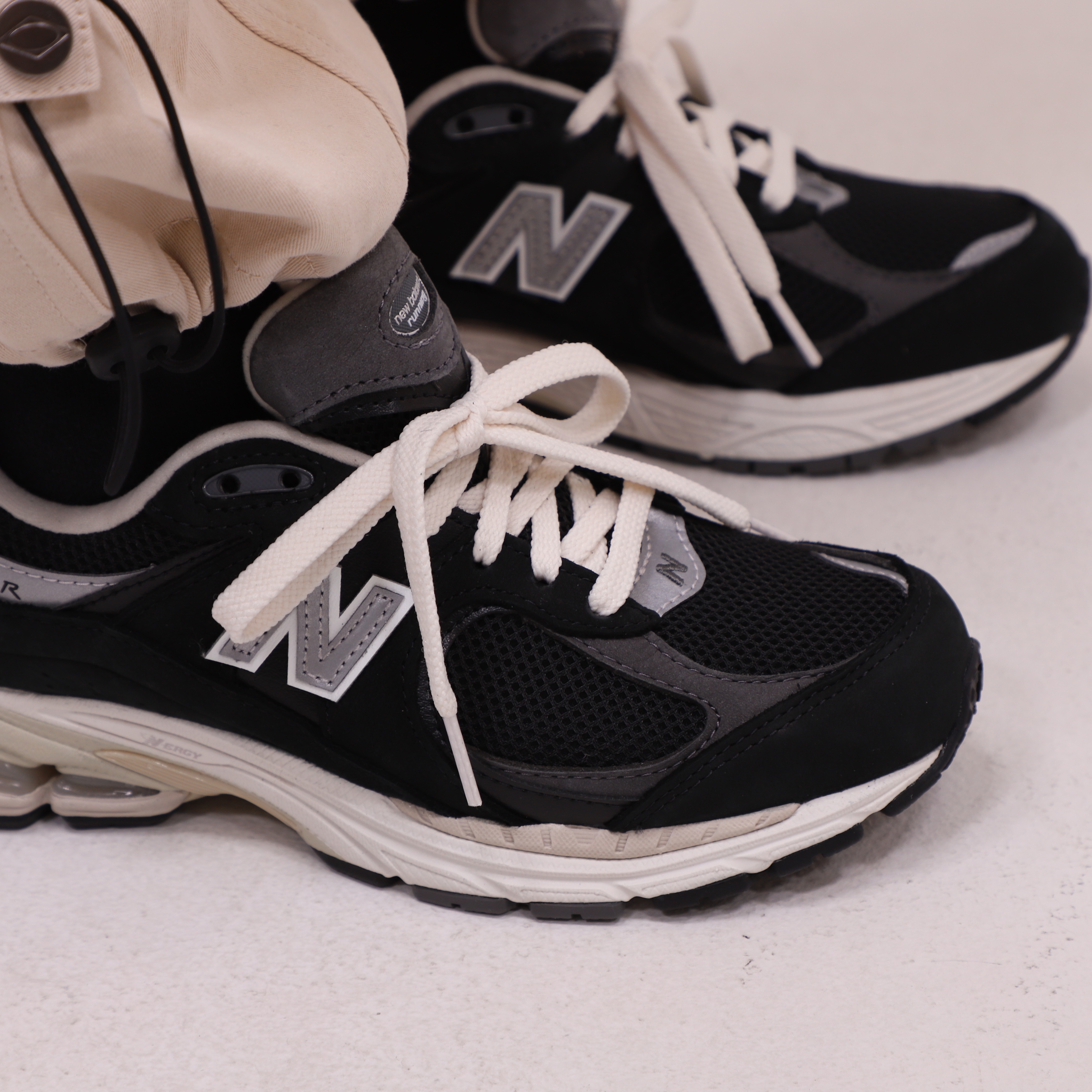 New Balance 2002R Premium Vintage Black 착용 스타일 - 2