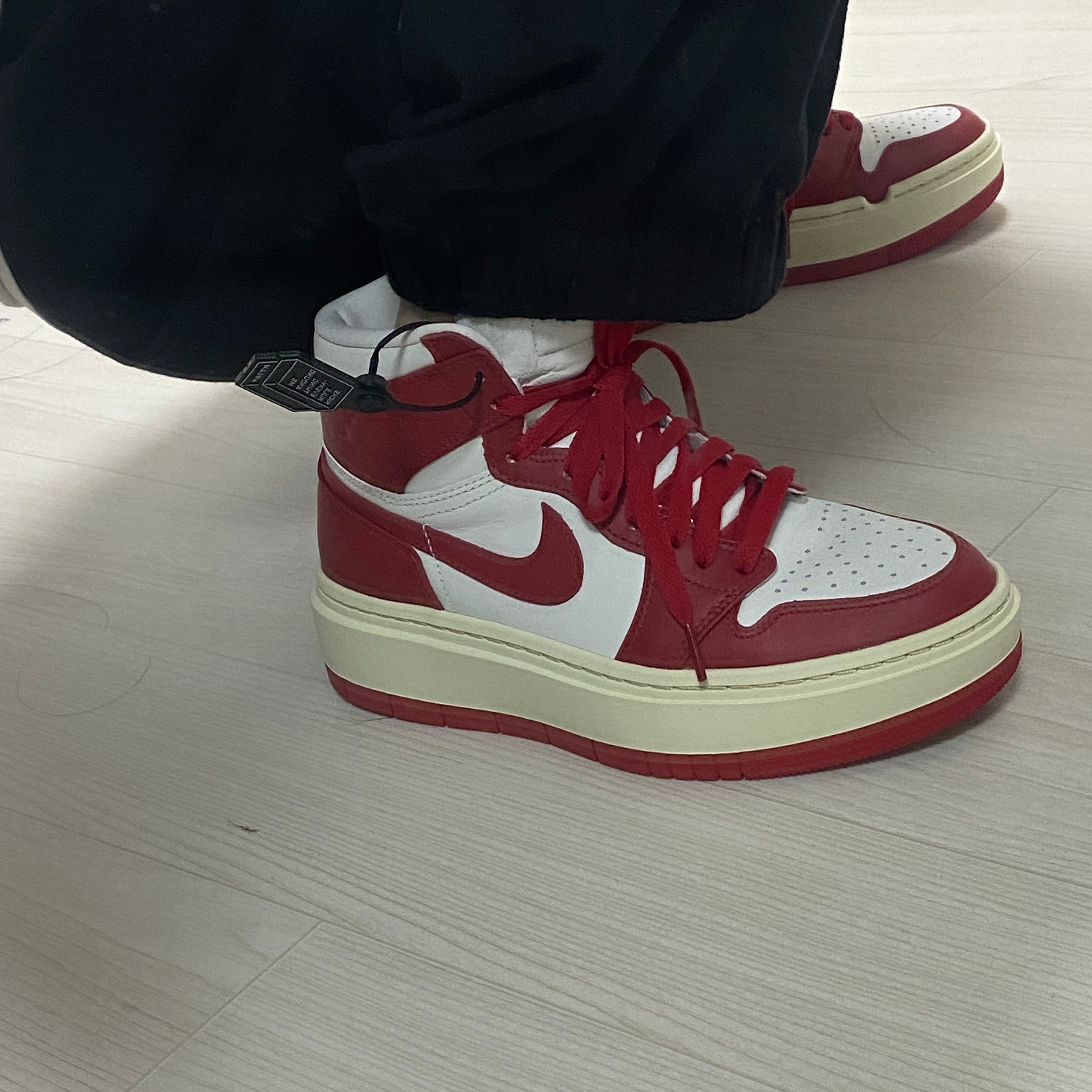 (W) Jordan 1 Elevate High Varsity Red 착용 스타일 - 2