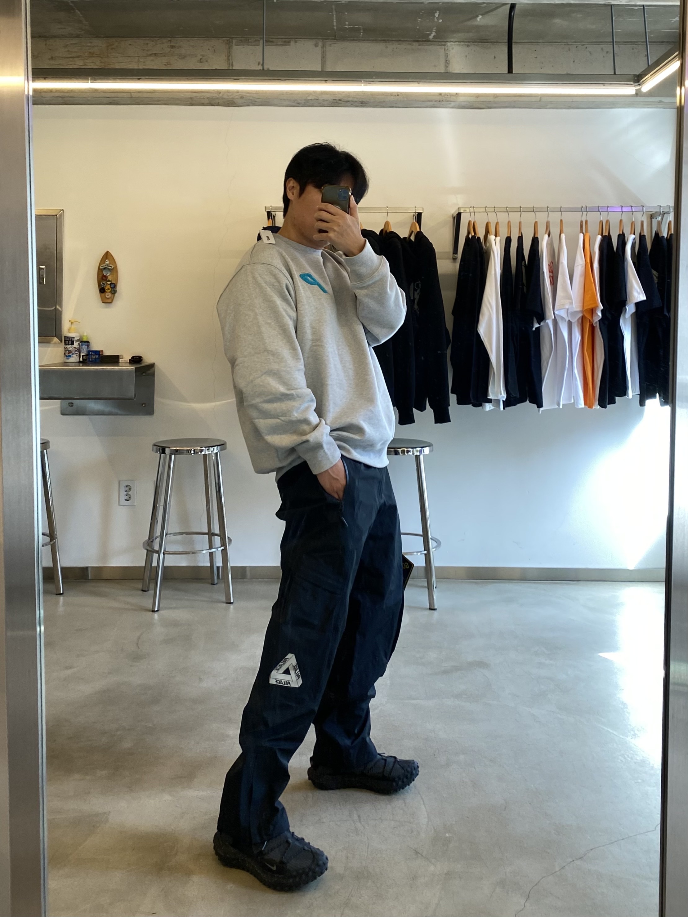 Palace Gore-Tex Cargo Bottom Black - 23SS, Palace Fleece Tri-Ferg Crew Grey Marl - 23SS 착용 스타일 - 2