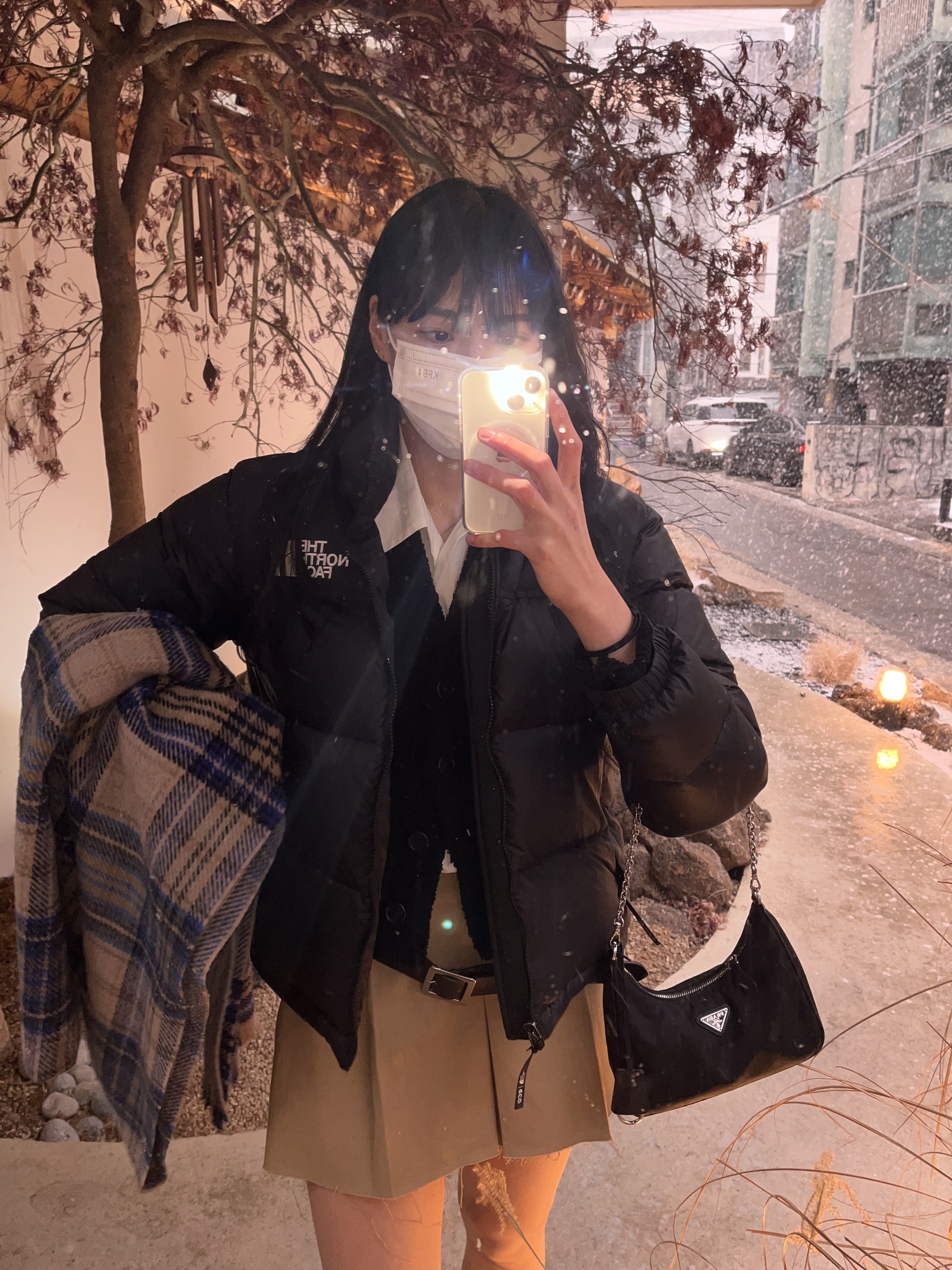 (W) The North Face 1996 Eco Nuptse Jacket Black, Prada Re-Edition 2005 Re-Nylon Shoulder Bag Black 착용 스타일 - 1