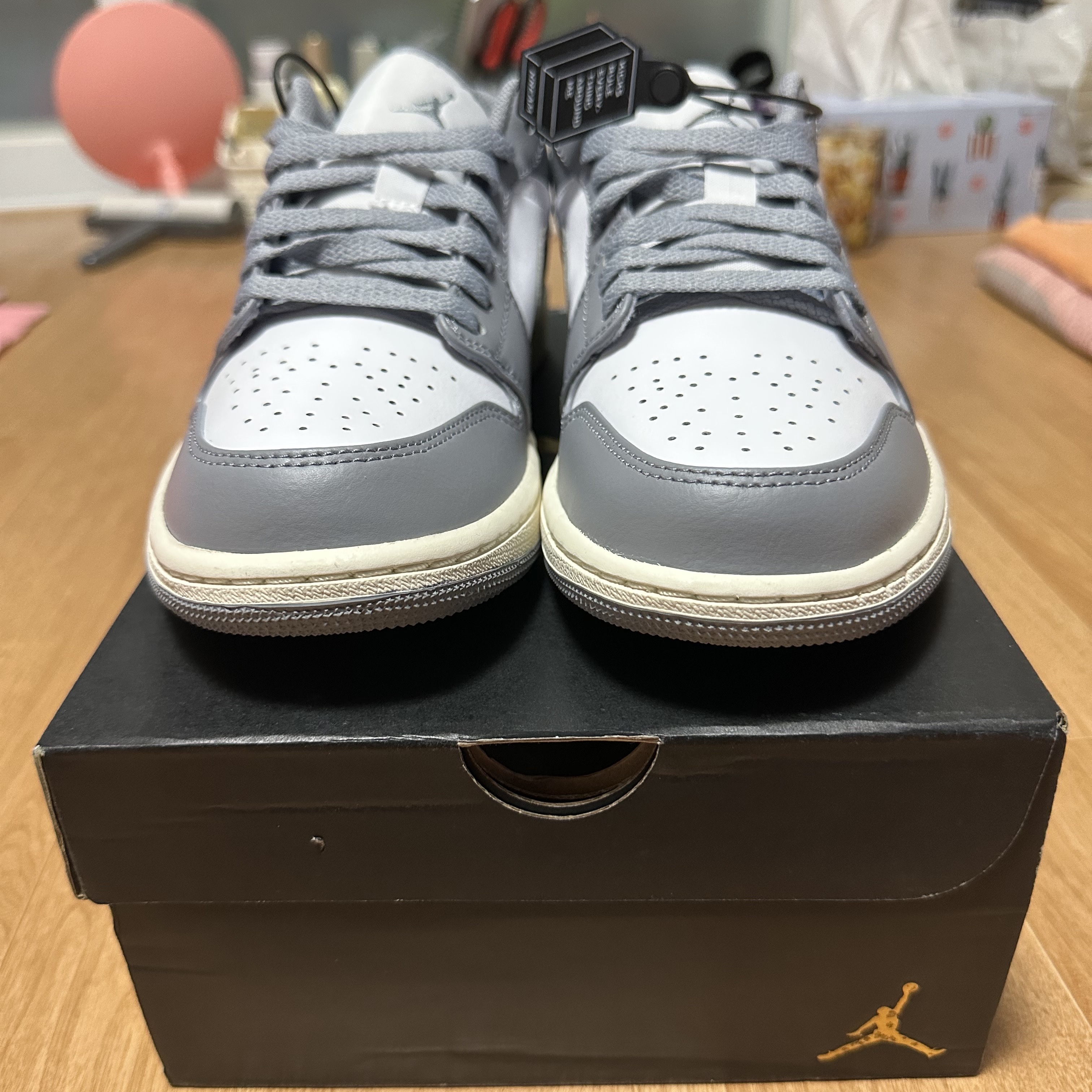 Jordan 1 Low Stealth and White 착용 스타일 - 5