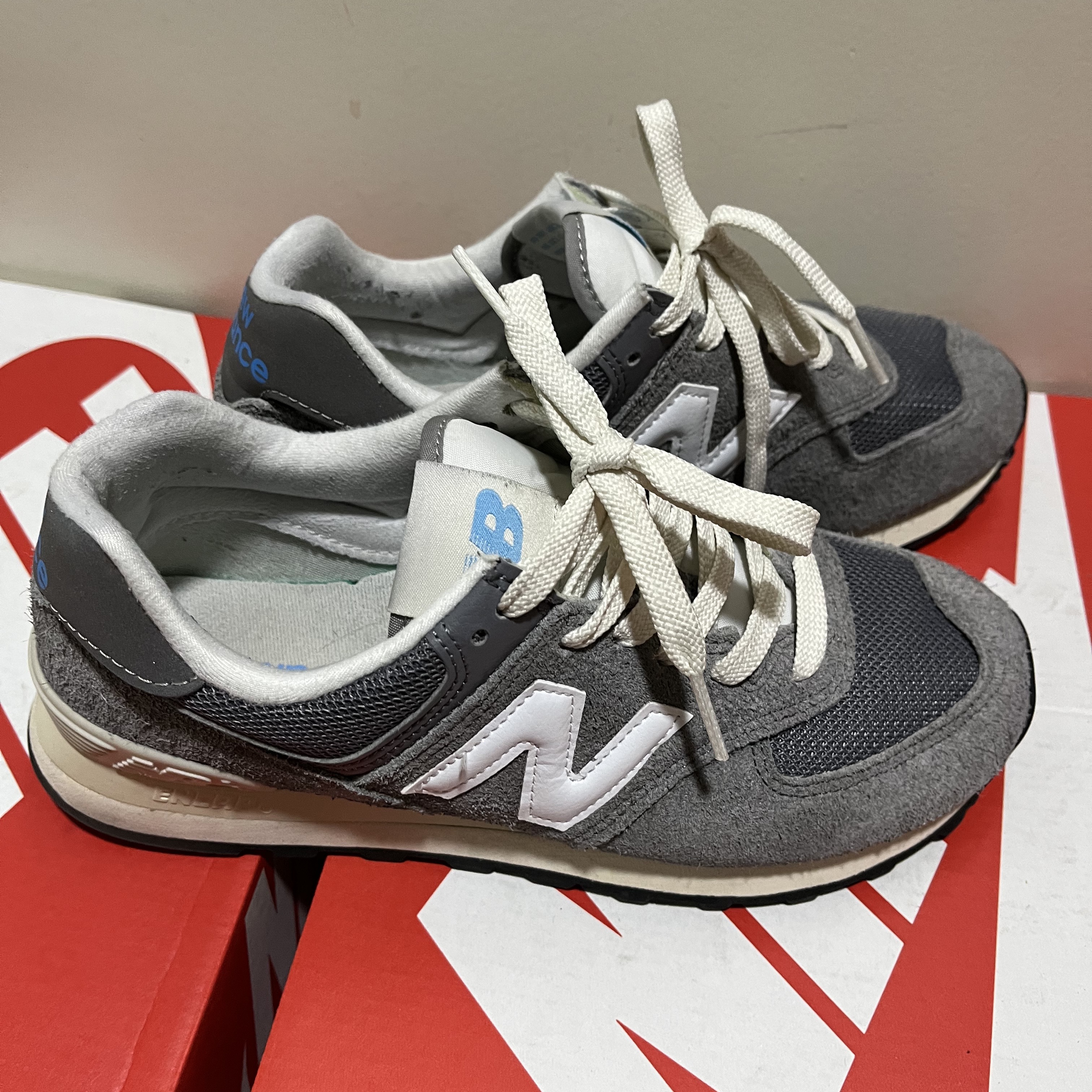 New Balance 574 Heritage Gray 착용 스타일