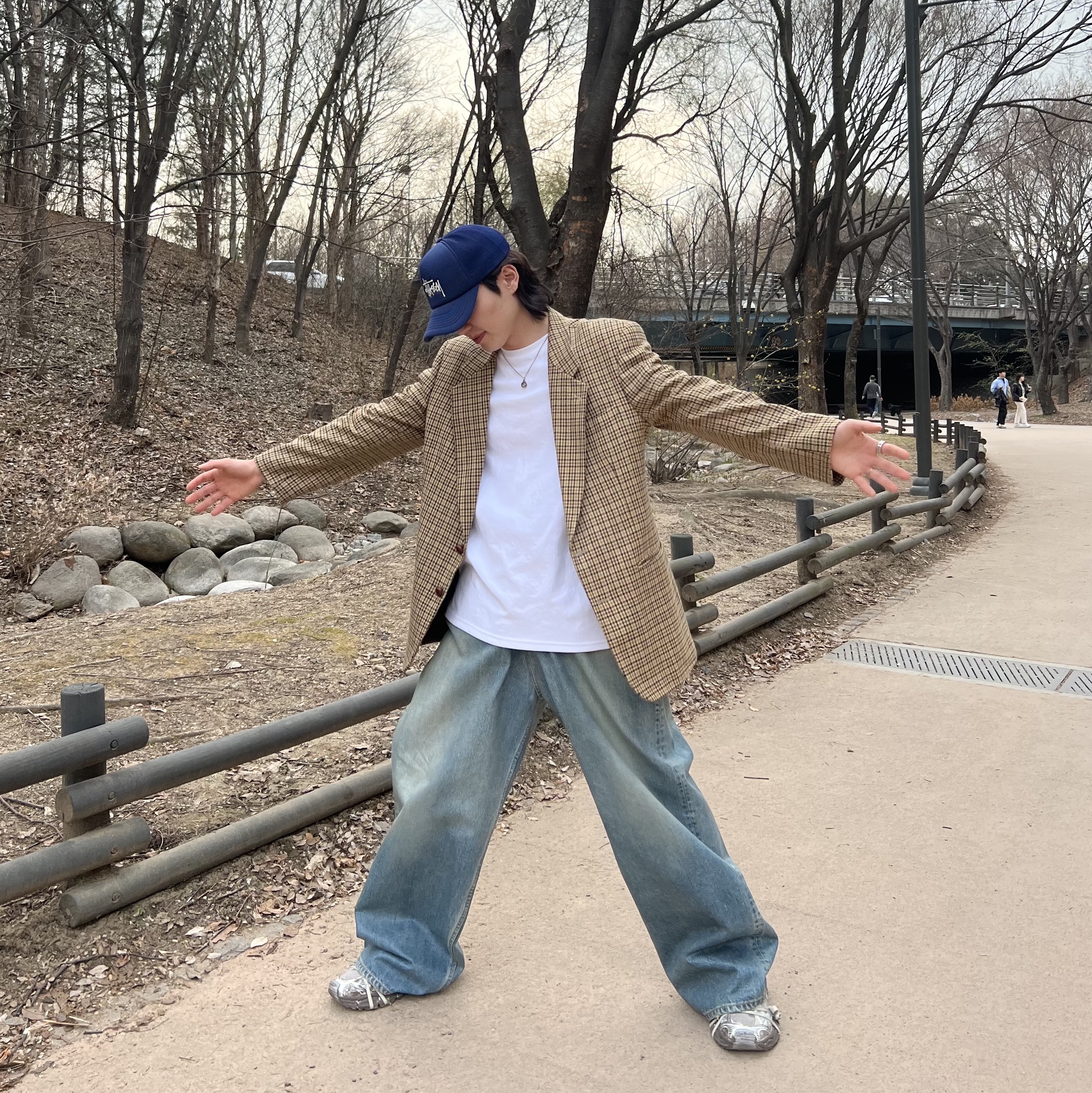 Balenciaga 3XL Sneakers Light Beige, Stussy Basic Trucker Cap Navy 착용 스타일 - 4