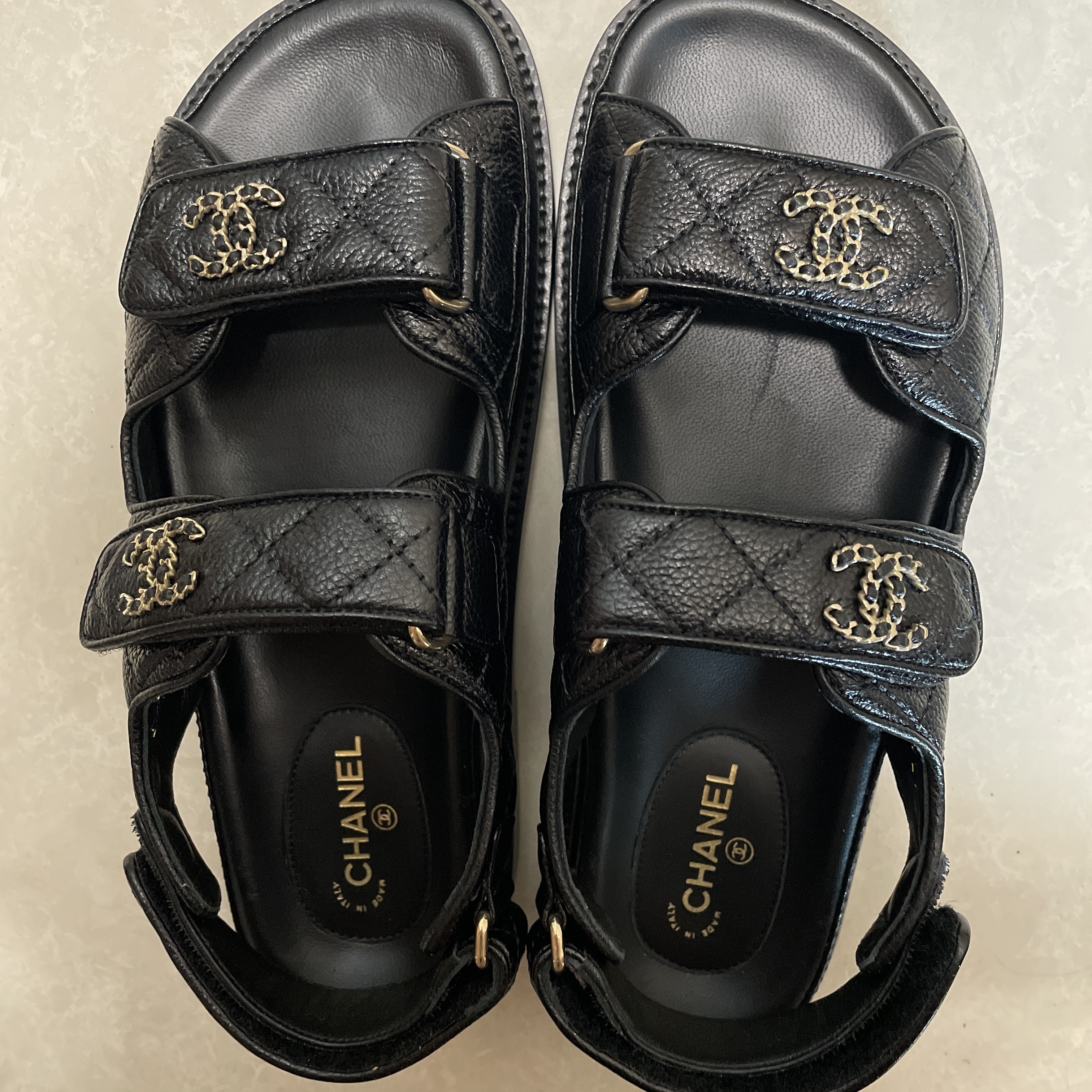 (W) Chanel Sandals Grained Calfskin & Black 착용 스타일 - 1