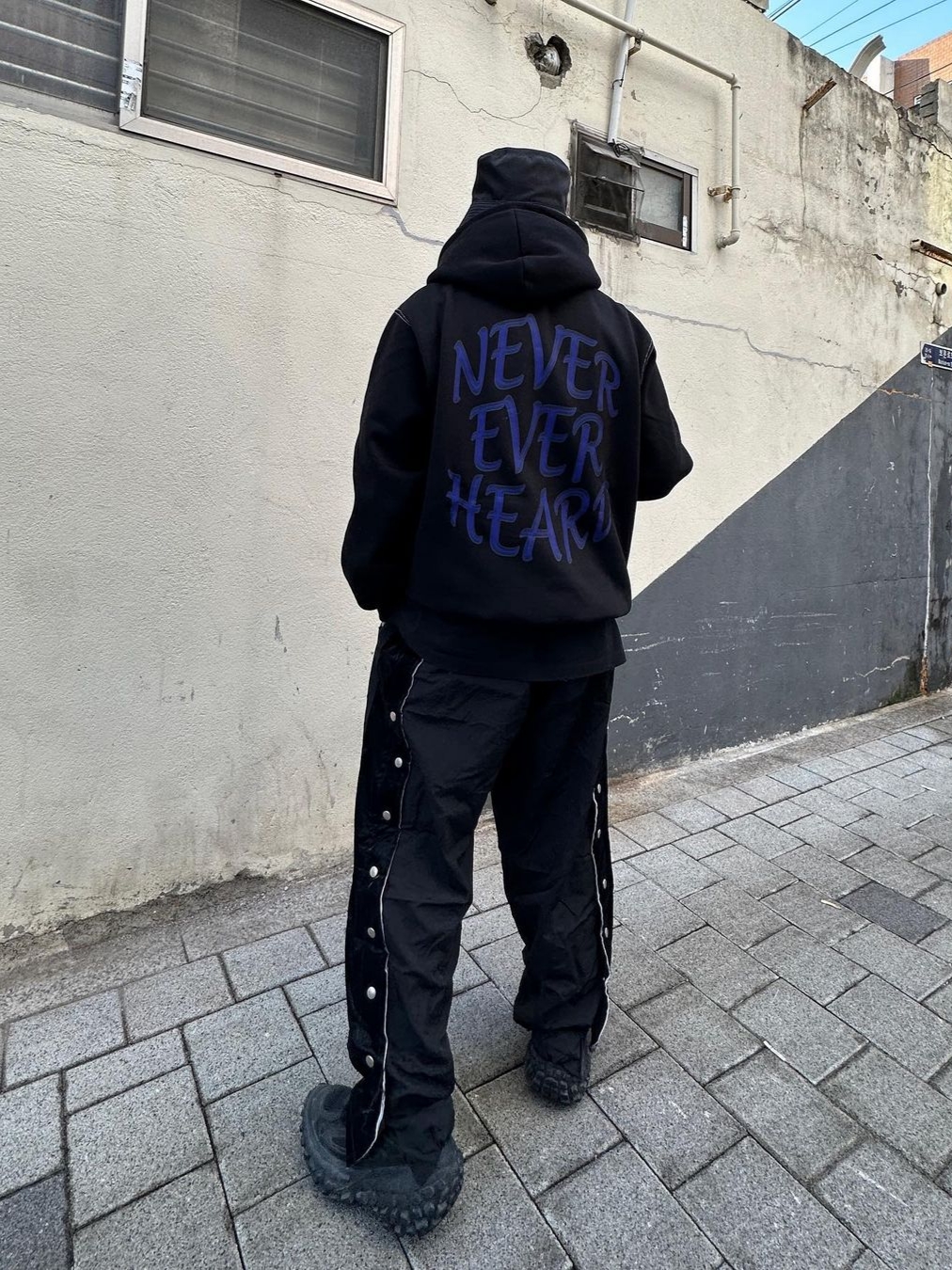 AOP Snap Track Pants Meta Black, Balenciaga Defender Sneakers Black 착용 스타일 - 2