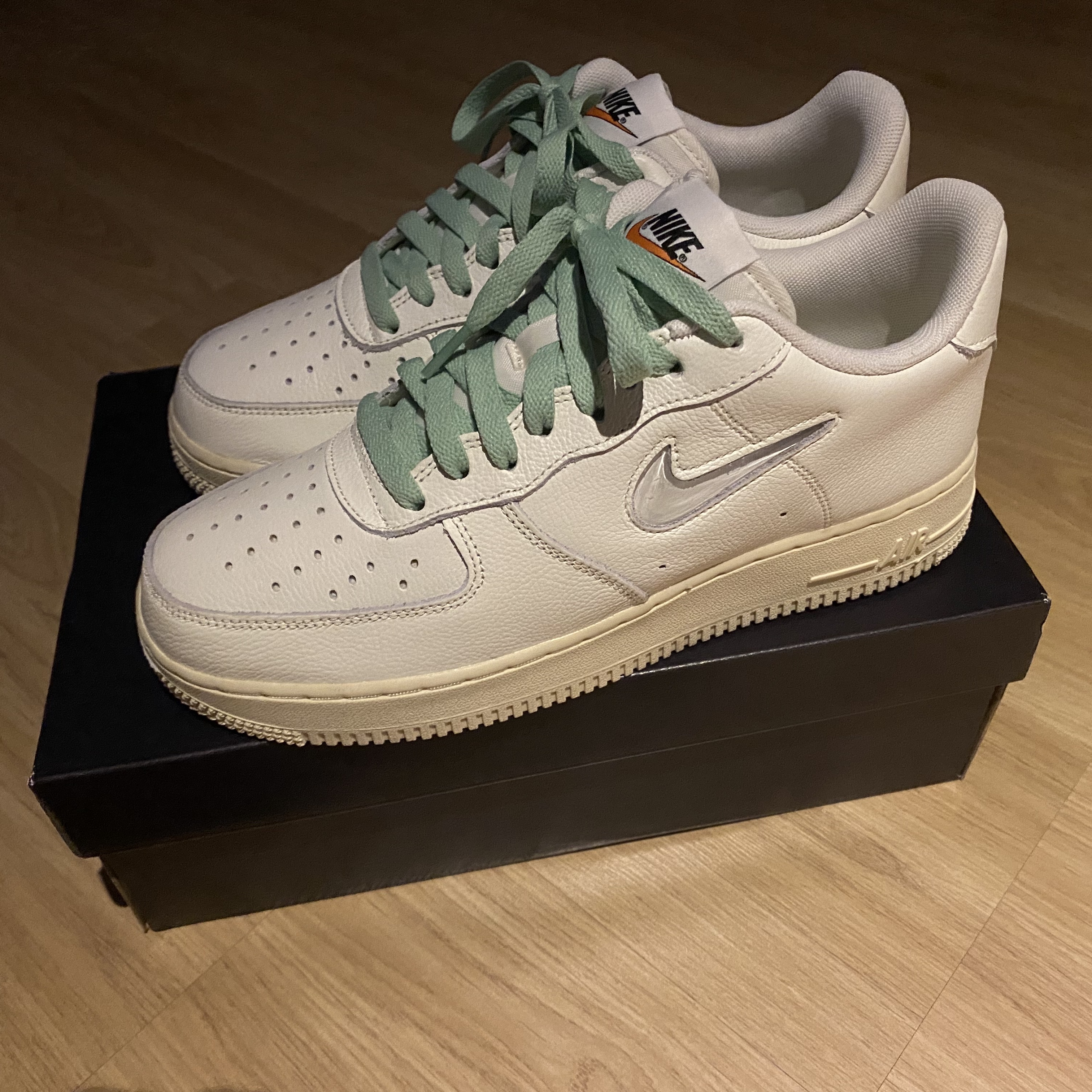 Nike Air Force 1 '07 PRM Vintage Sail 착용 스타일 - 1