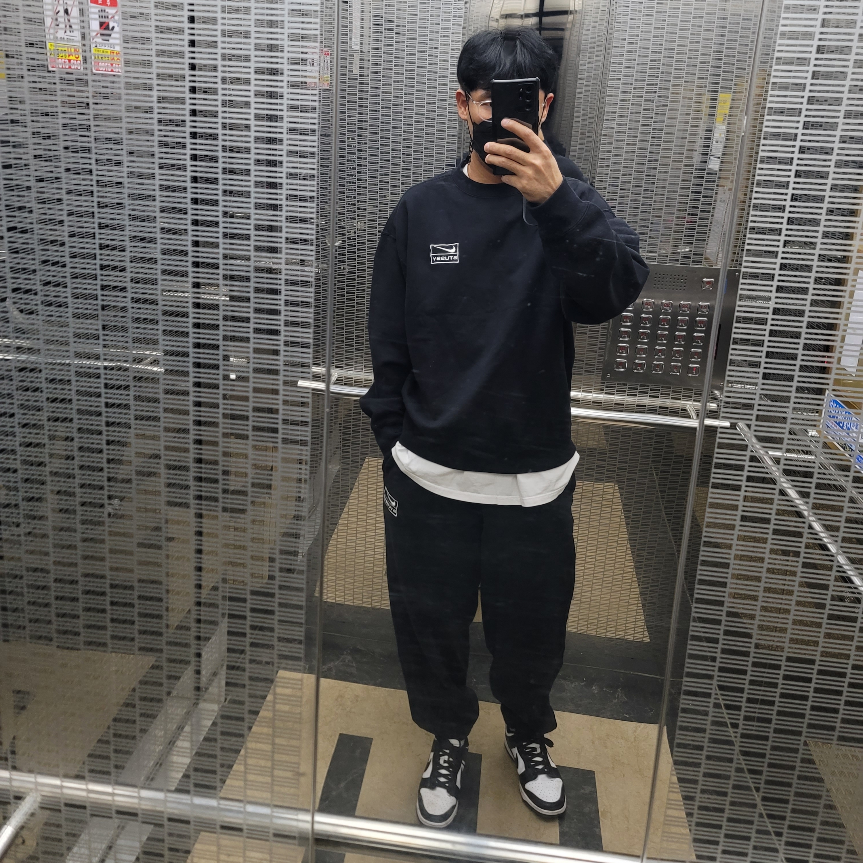 Nike x Stussy NRG Washed Fleece Crewneck Black (DO5310-010), Nike x Stussy NRG Washed Fleece Pants Black (DO5296-010) 착용 스타일