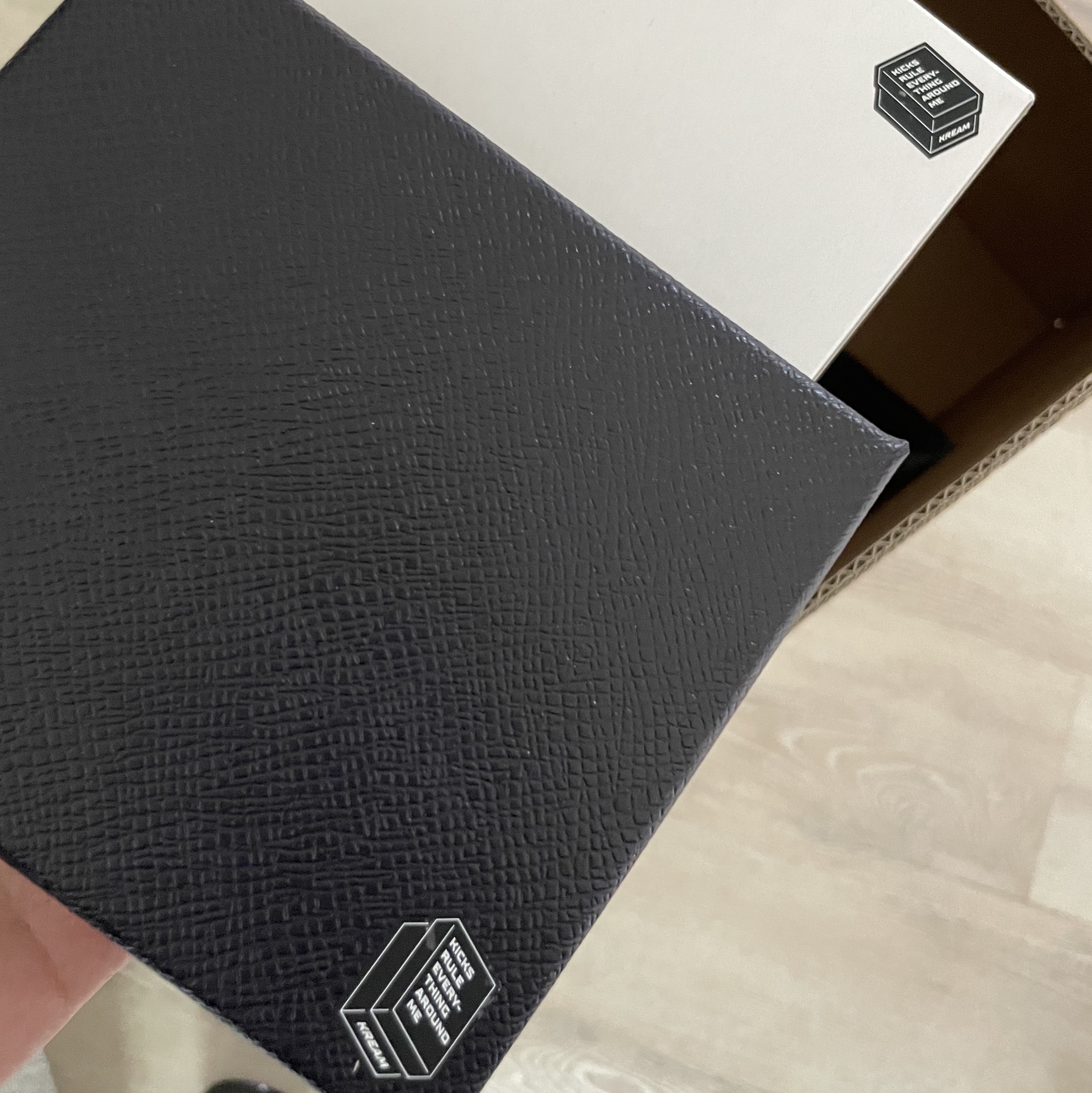 Prada Saffiano Leather Wallet Black 착용 스타일 - 3