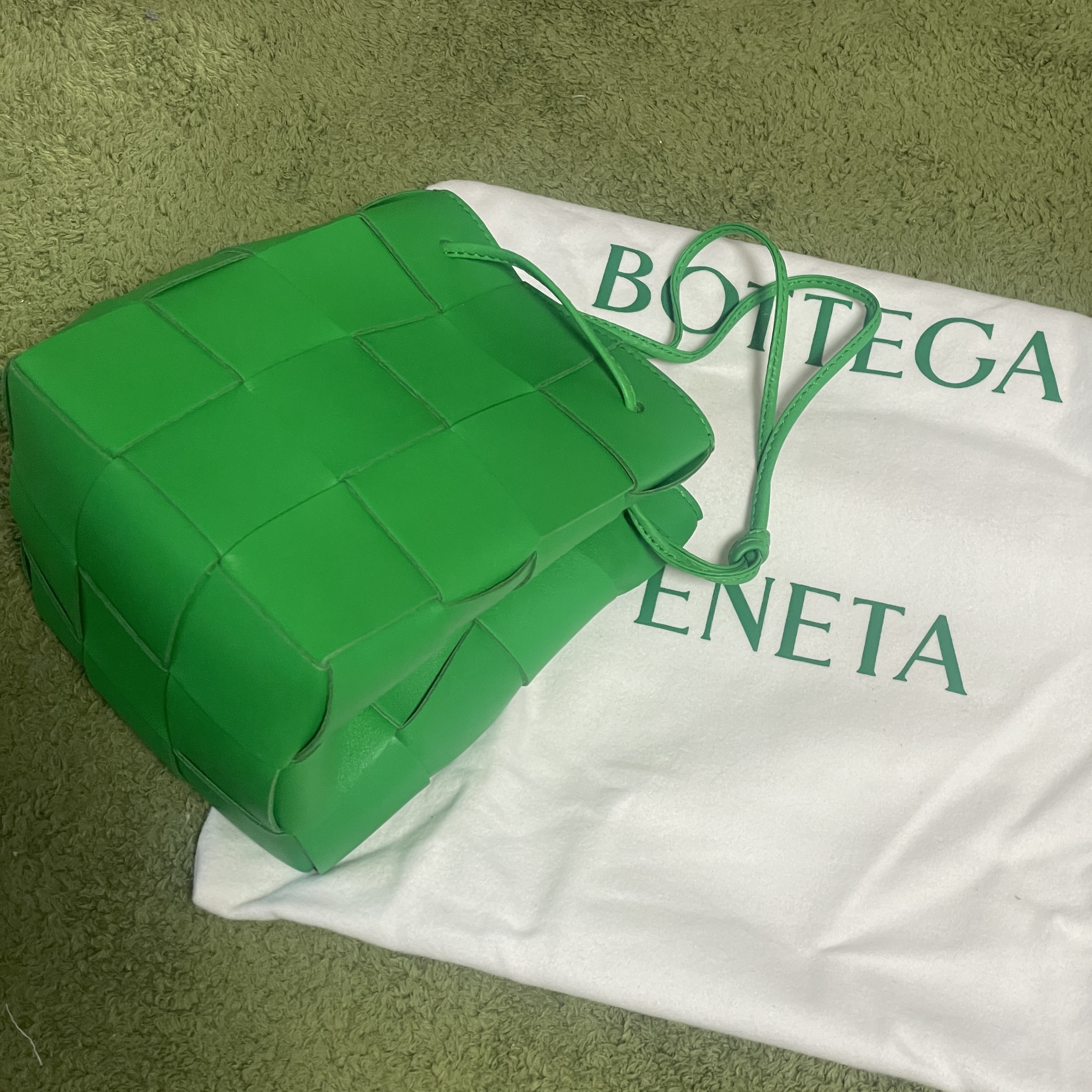 Bottega Veneta Small Leather Cassette Bucket Bag Parakeet 착용 스타일 - 3