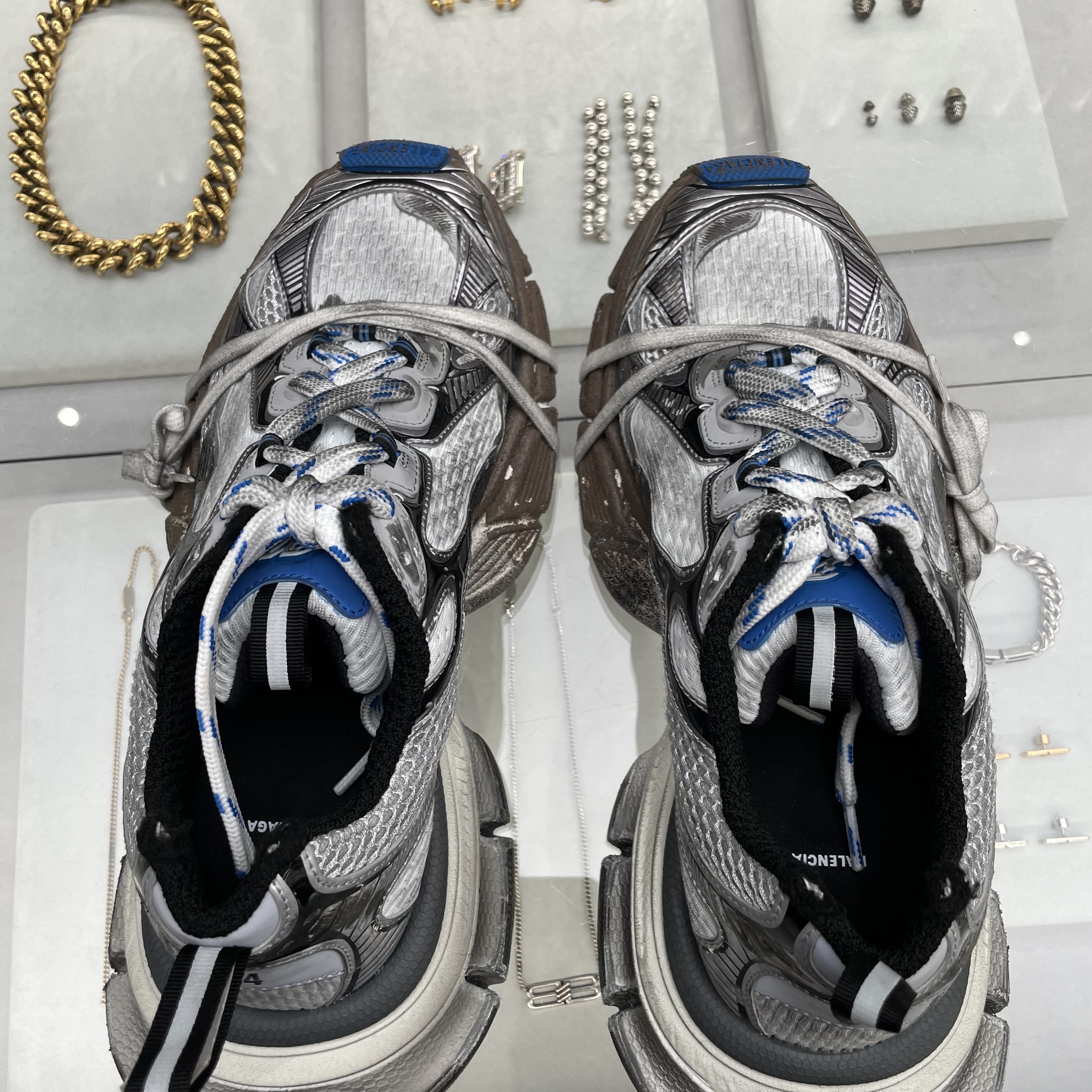 Balenciaga 3XL Sneakers Worn Out Grey White Blue 착용 스타일 - 1