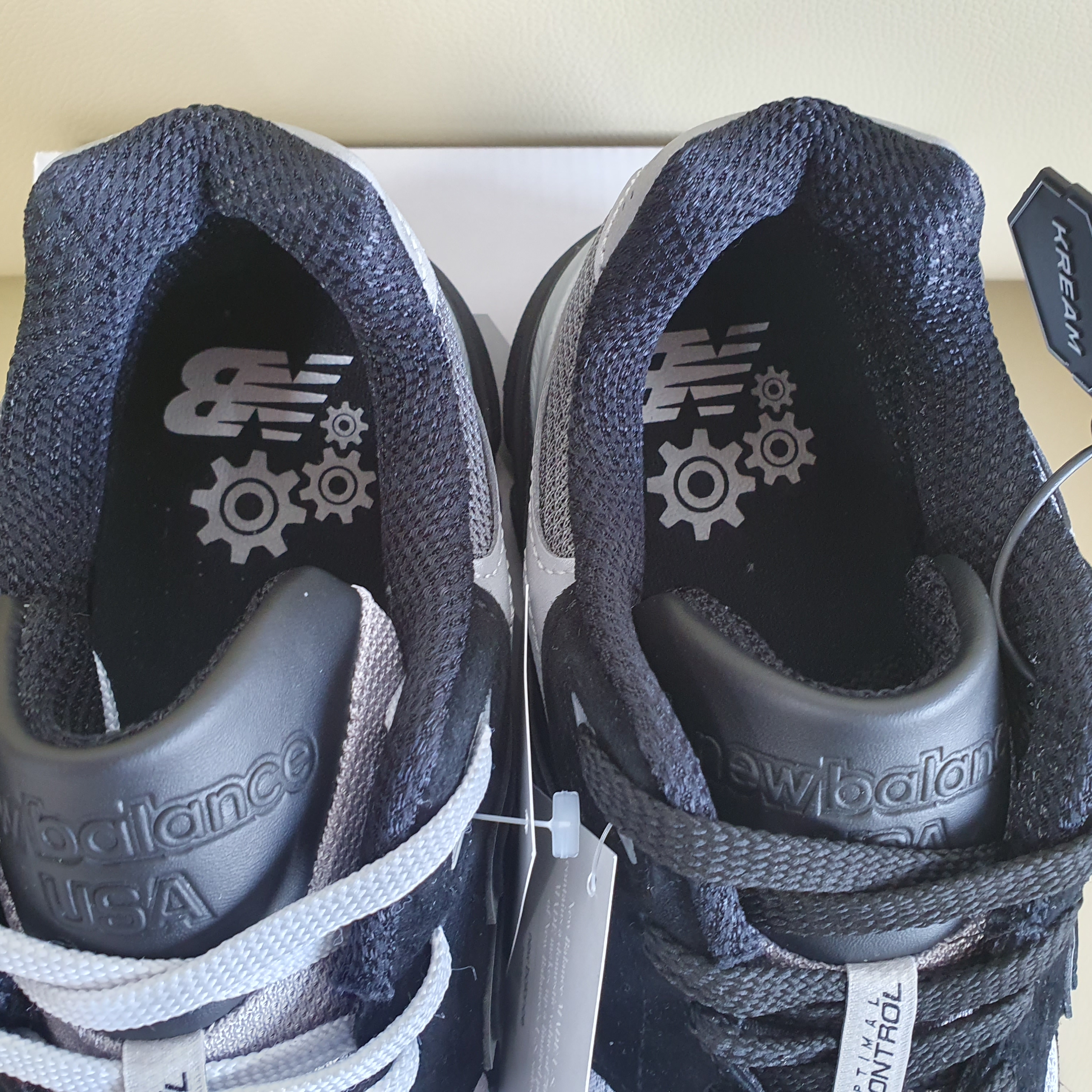 New Balance x DTLR 990v3 Grey Scale 착용 스타일 - 4