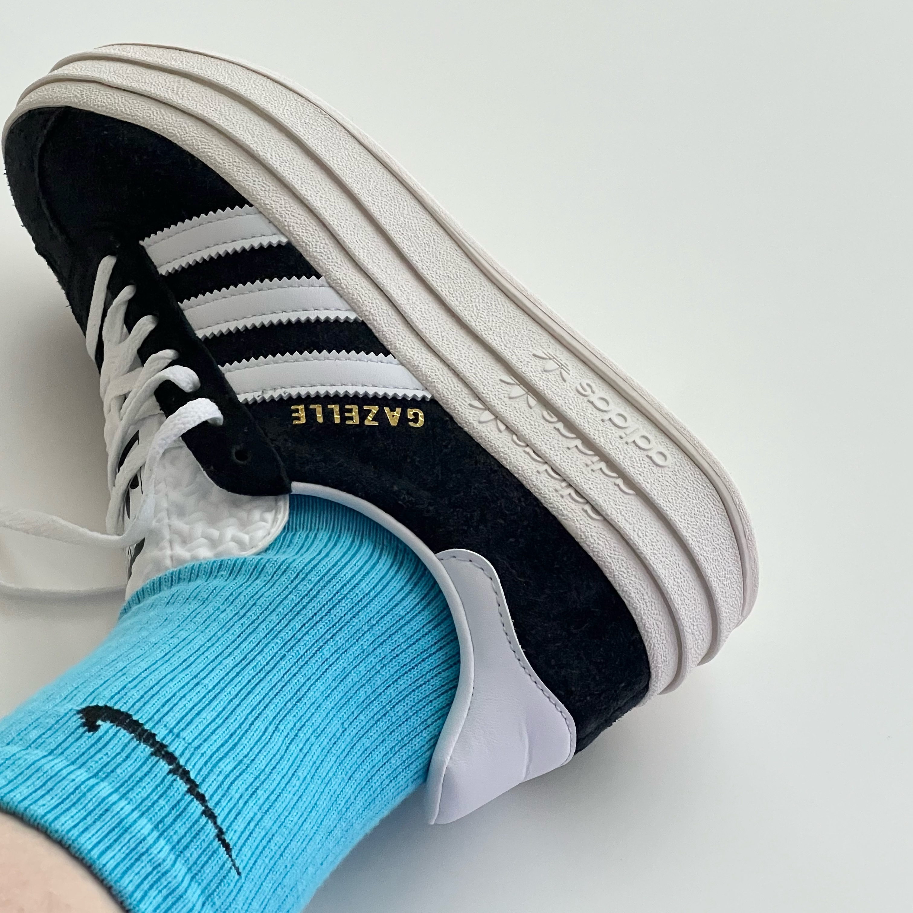 (W) Adidas Gazelle Bold Core Black Cloud White 착용 스타일