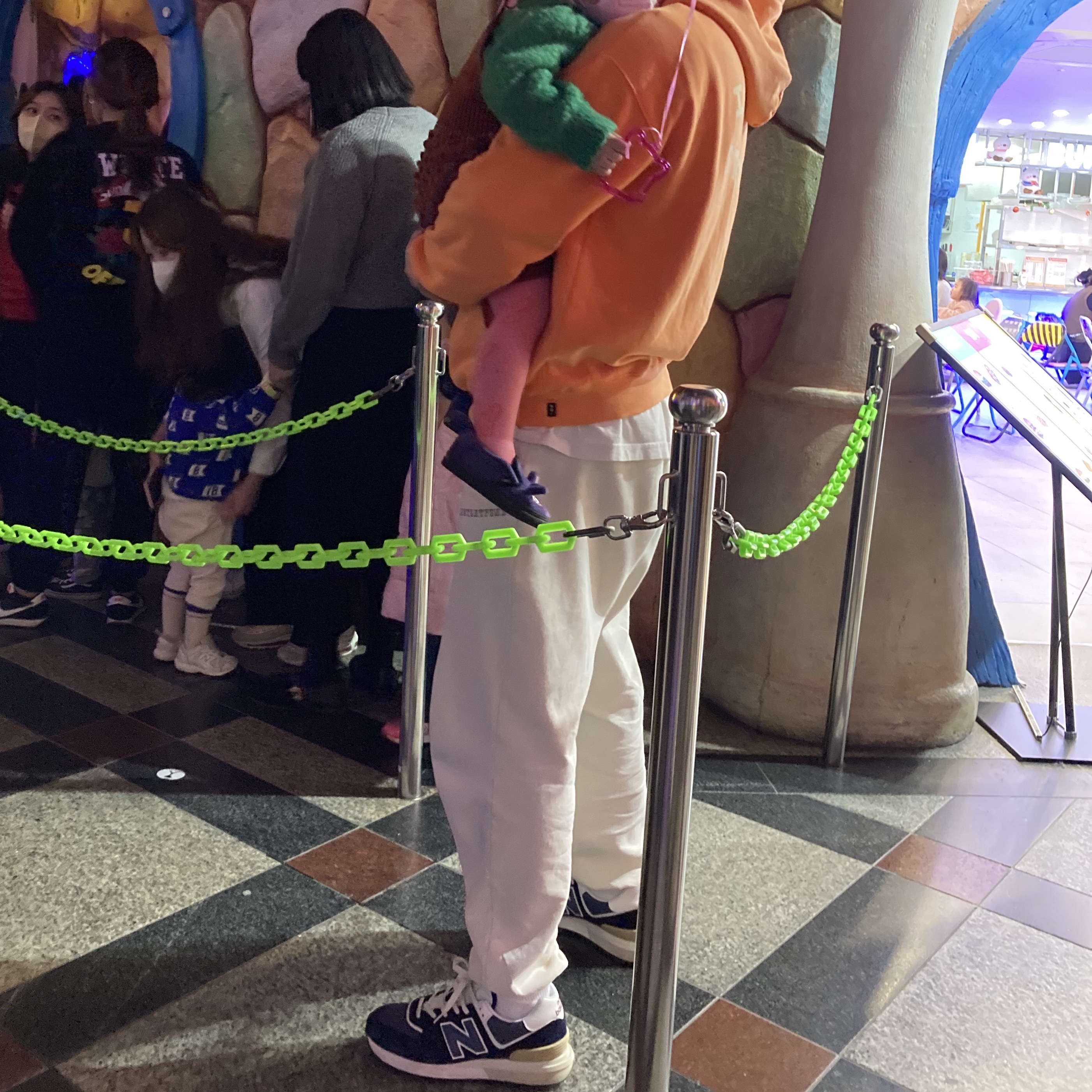 IAB Studio Pigment Hoodie & Sack Salmon, New Balance 574 Legacy Navy 착용 스타일 - 1