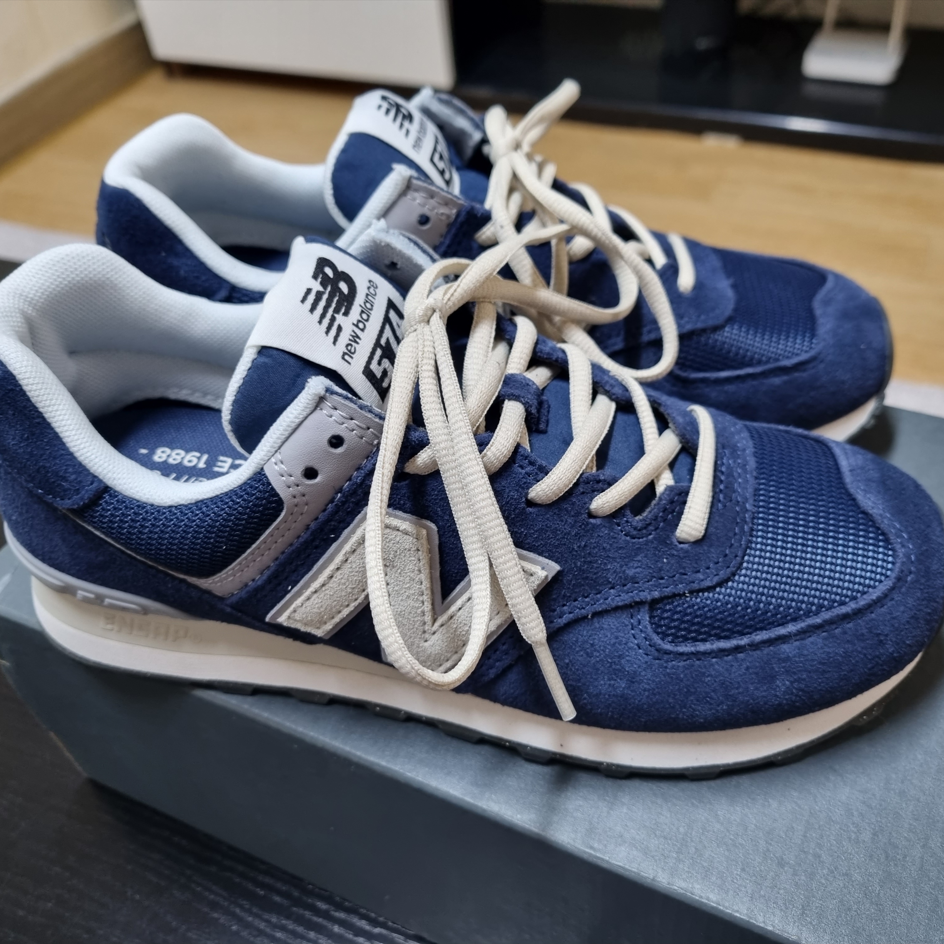 New Balance 574 Classics Reimagined Navy 착용 스타일