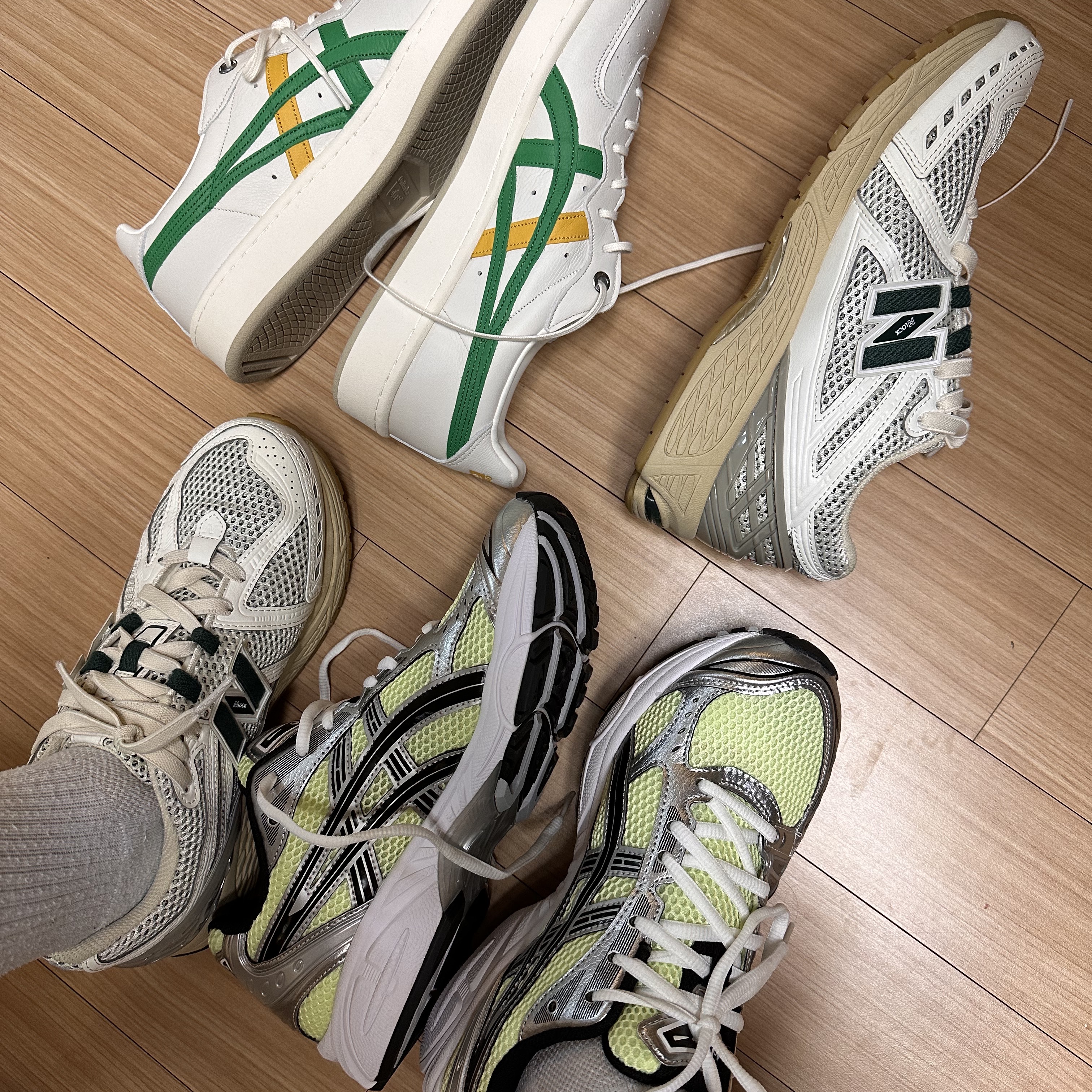 Asics Gel-Kayano 14 Illuminate Yellow Black, New Balance 1906R Silver Green 착용 스타일