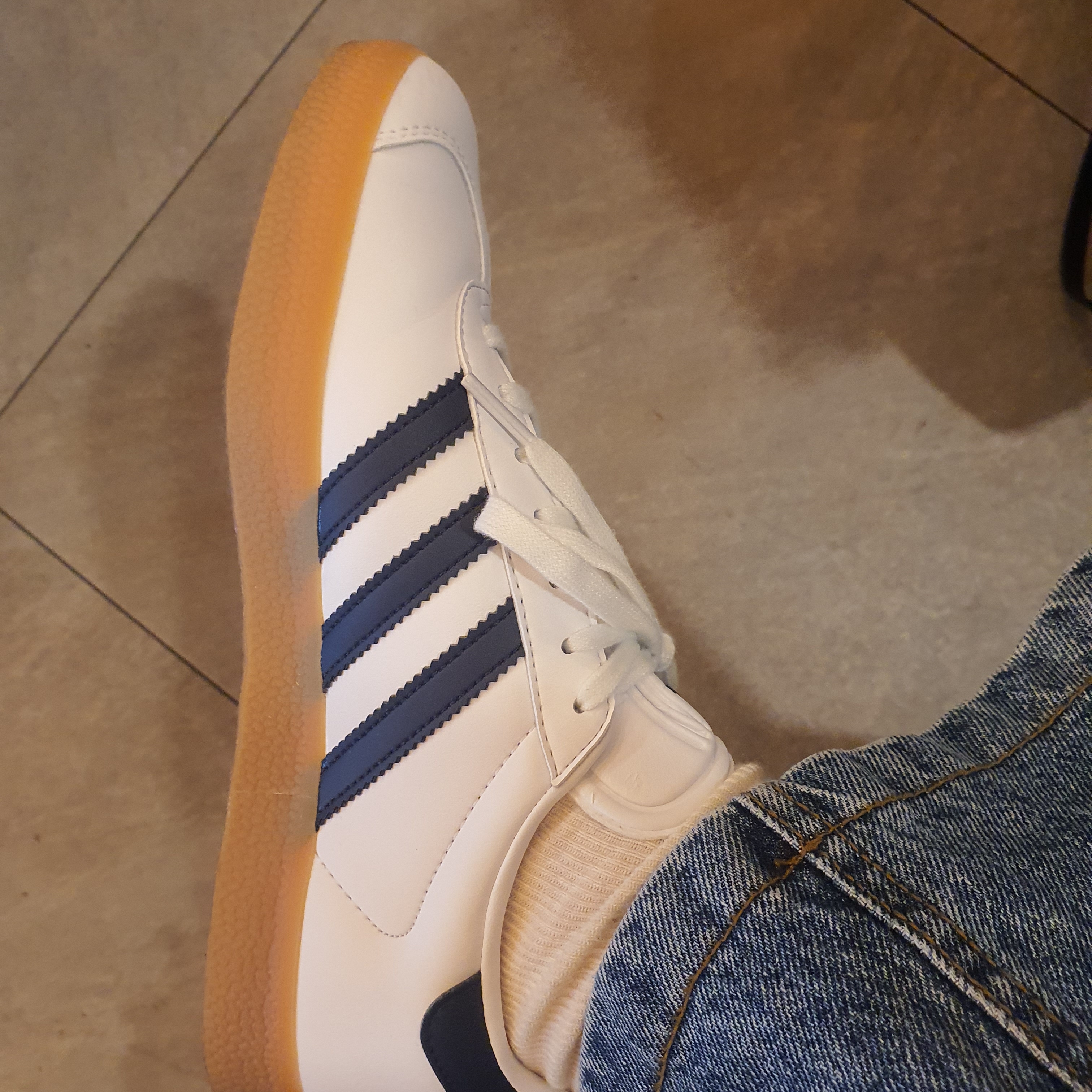 Adidas Gazelle White Collegiate Navy 착용 스타일 - 2