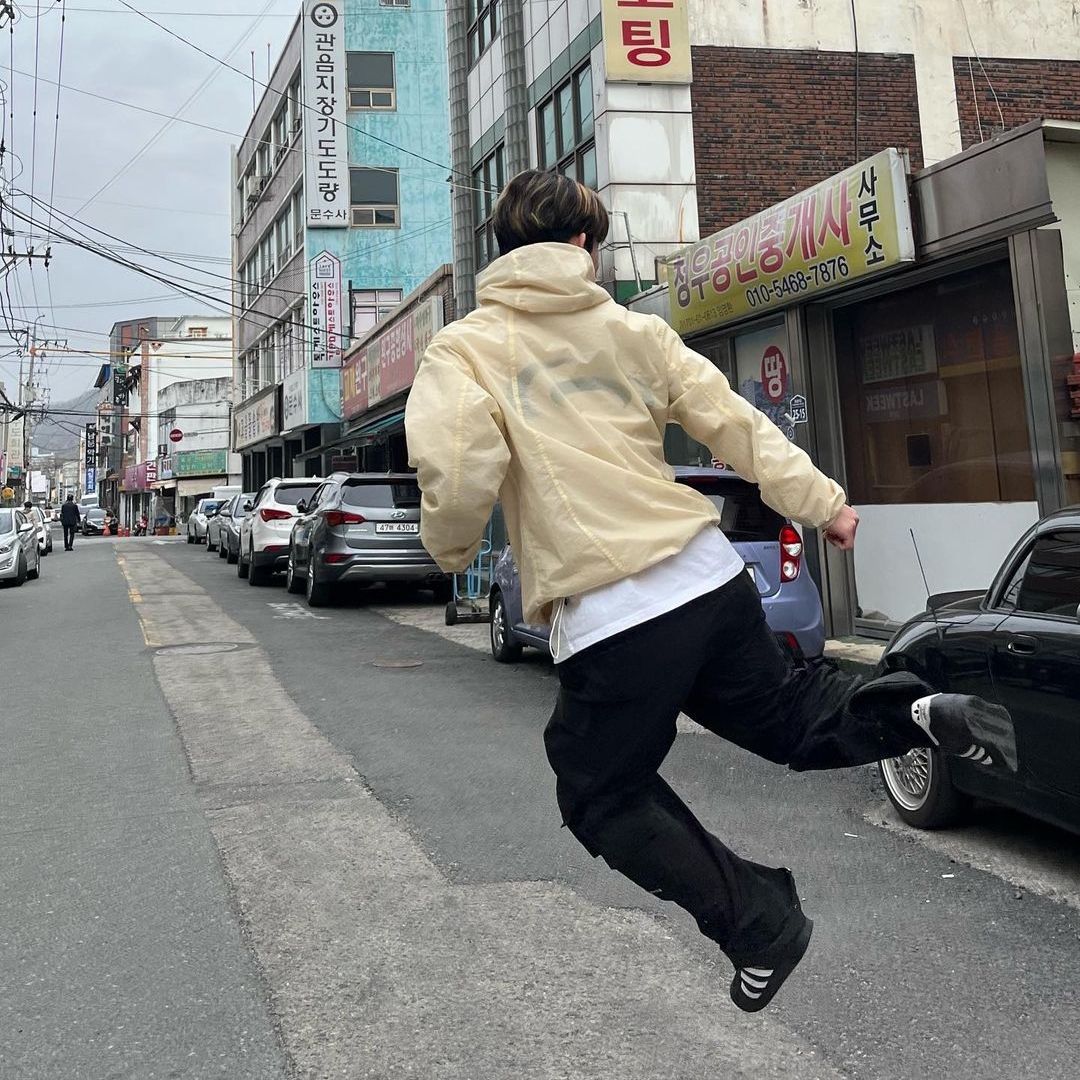 Art Of Field Back Printed Packable Jacket Light Yellow 착용 스타일 - 1