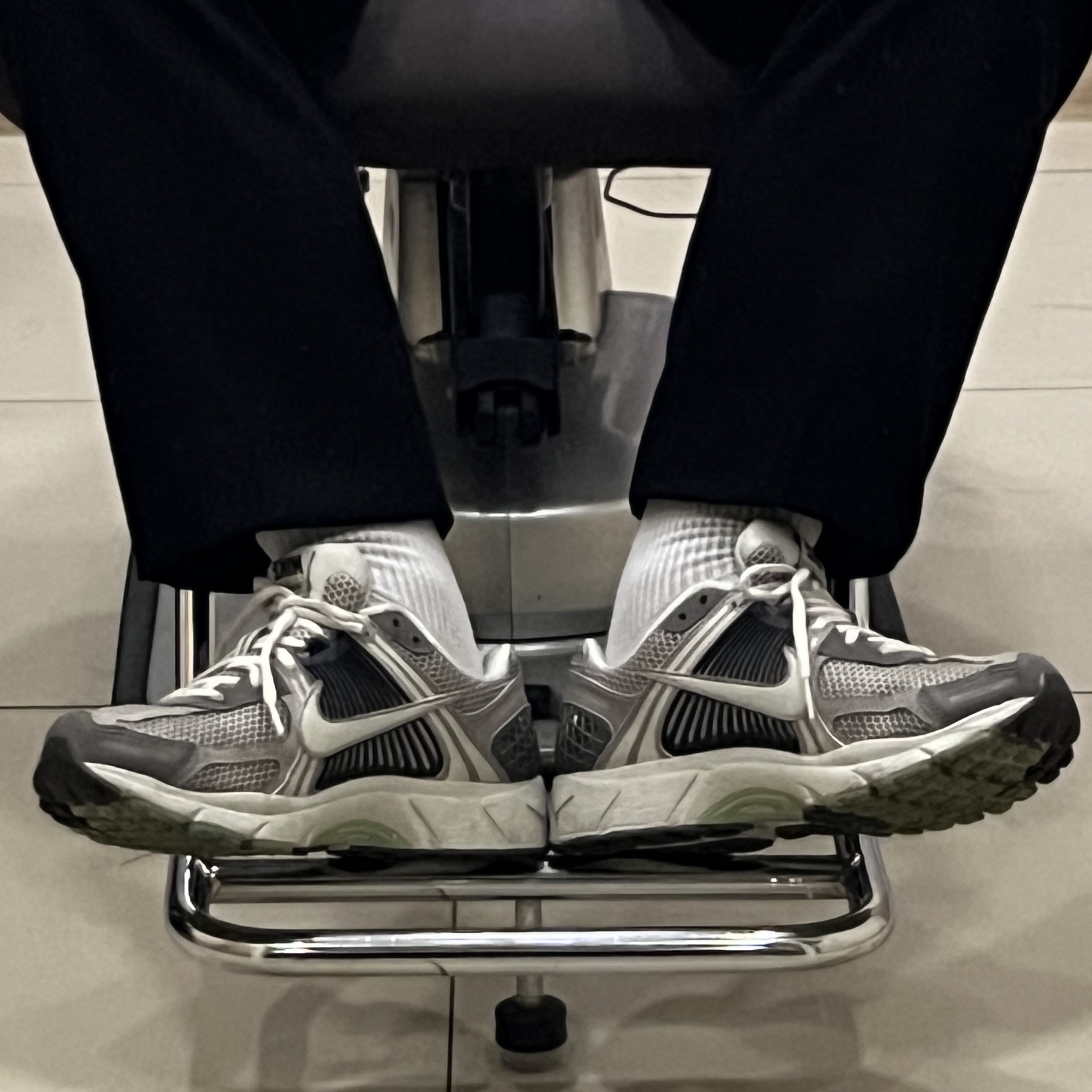 (W) Nike Zoom Vomero 5 Cobblestone and Flat Pewter 착용 스타일