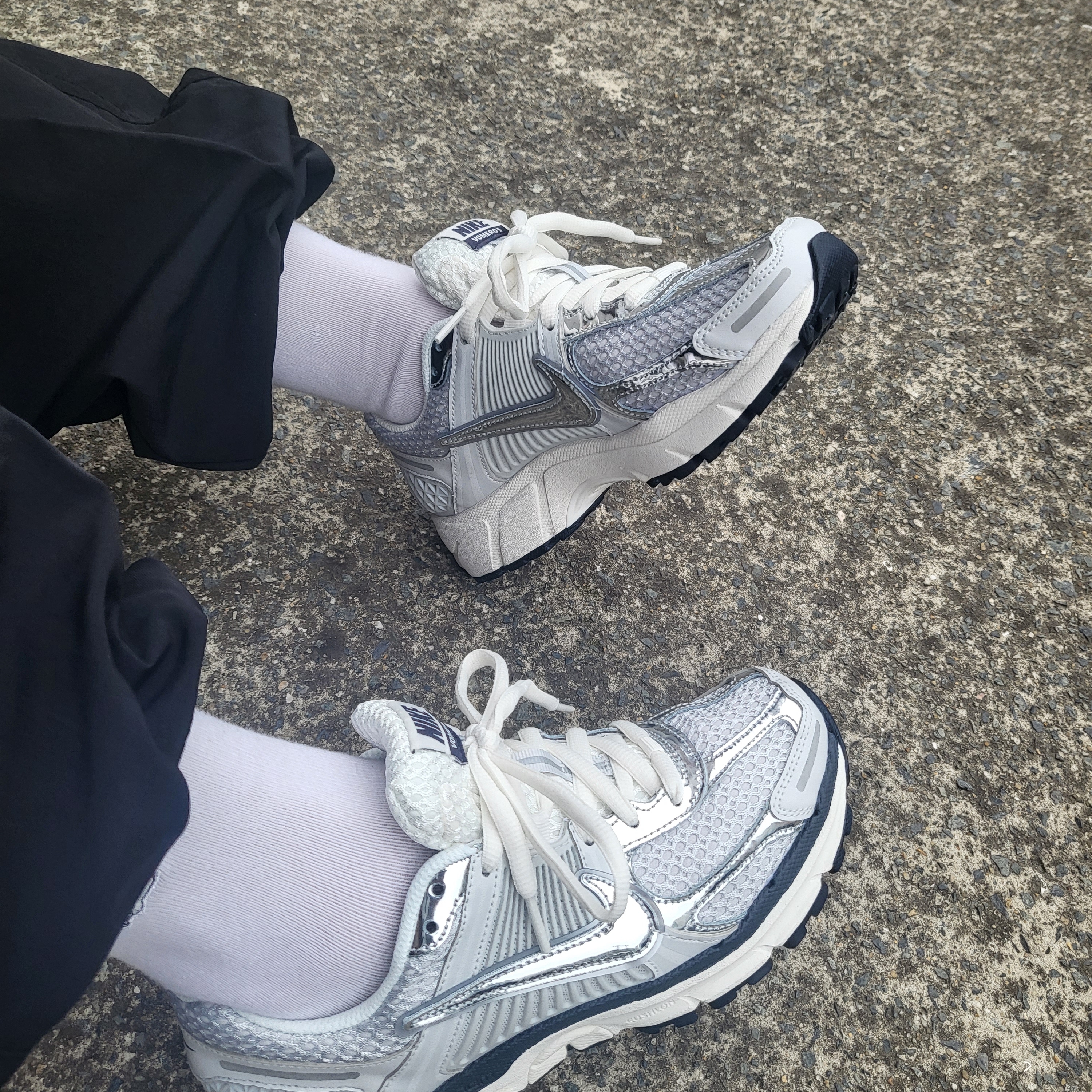 (W) Nike Zoom Vomero 5 Photon Dust and Metallic Silver 착용 스타일