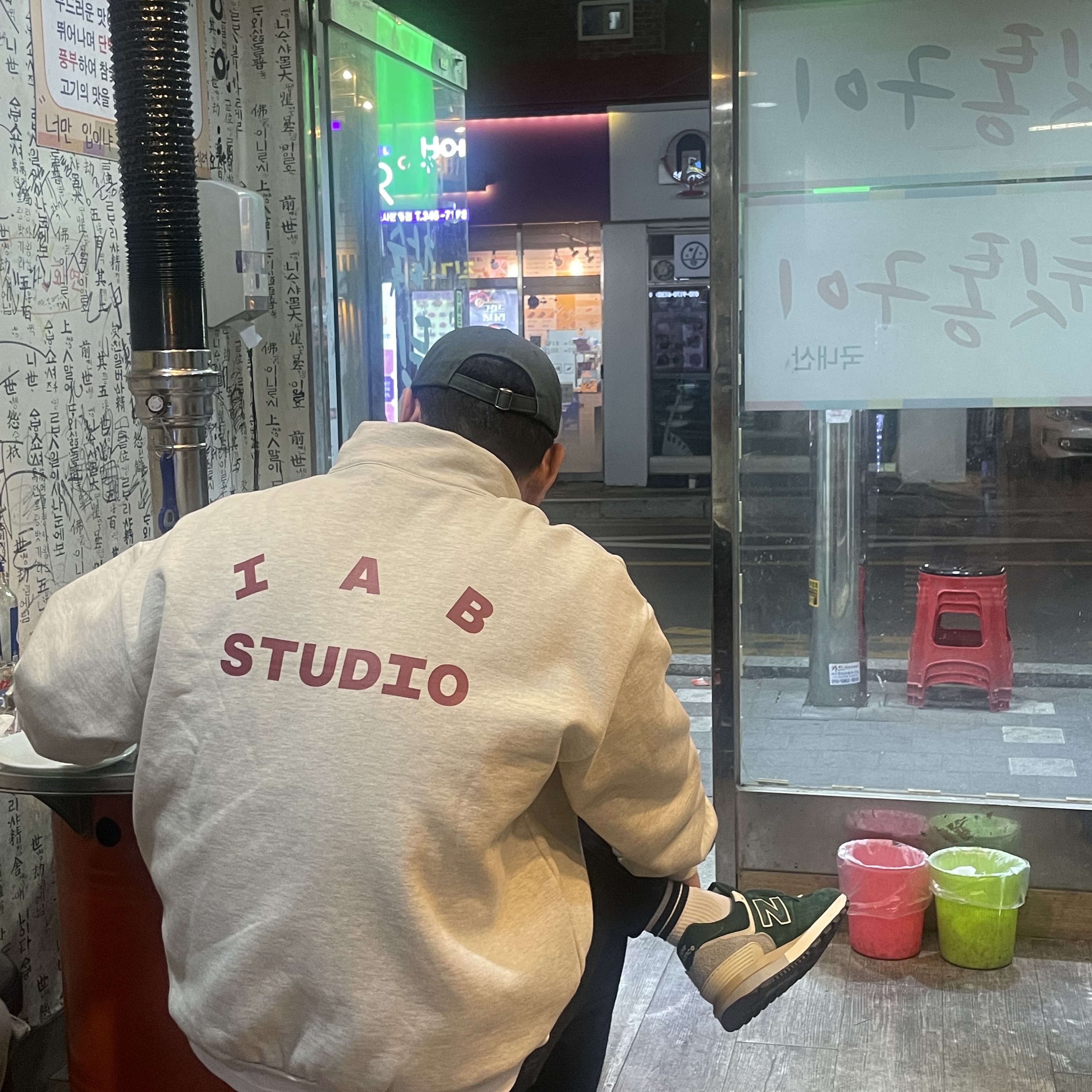 IAB Studio Half Zip-Up Oatmeal Burgundy, New Balance 574 Legacy Green 착용 스타일