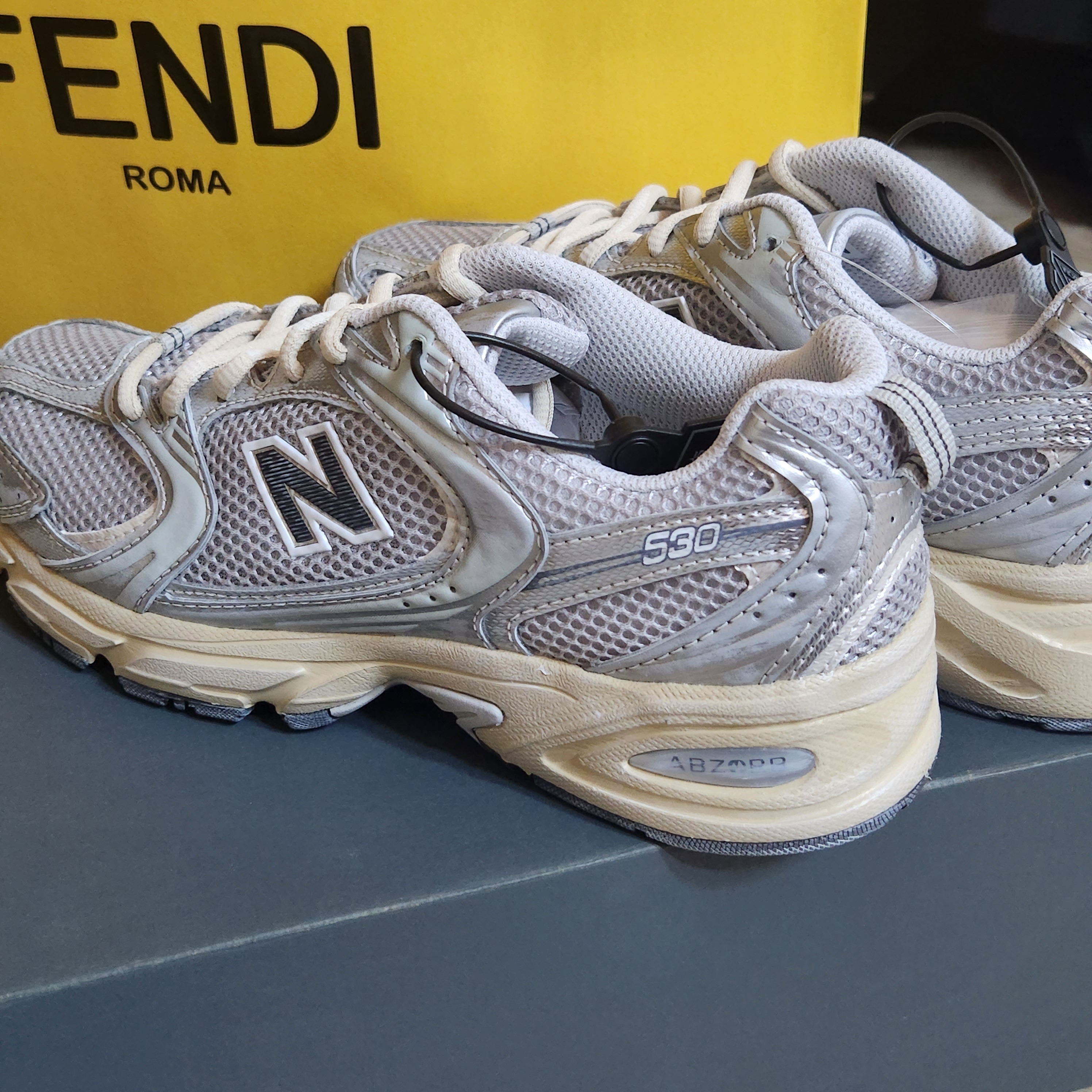 New Balance 530 Vintage Metallic Silver 착용 스타일