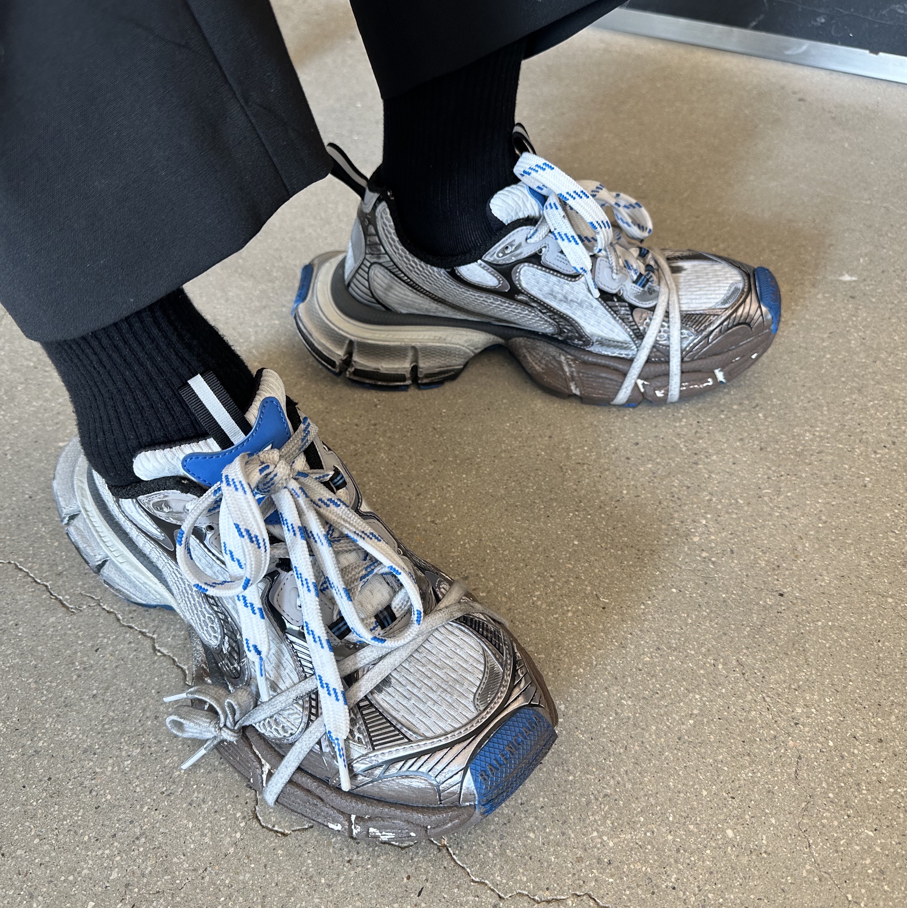 Balenciaga 3XL Sneakers Worn Out Grey White Blue 착용 스타일 - 1