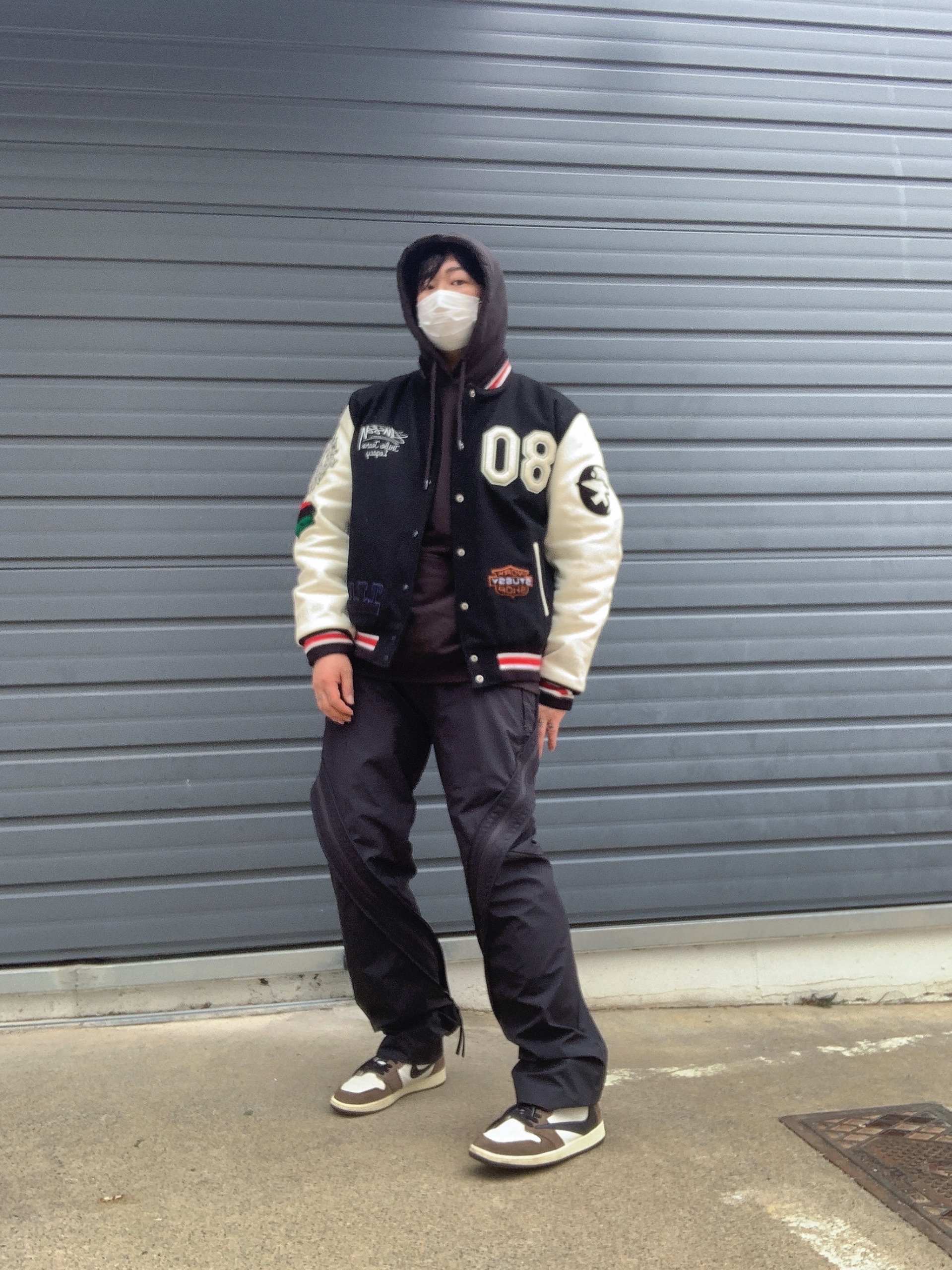 Stussy x Our Legacy x Denim Tears TTL Varsity Jacket Black, Jordan 1 x Travis Scott Retro High OG SP Mocha 착용 스타일 - 1