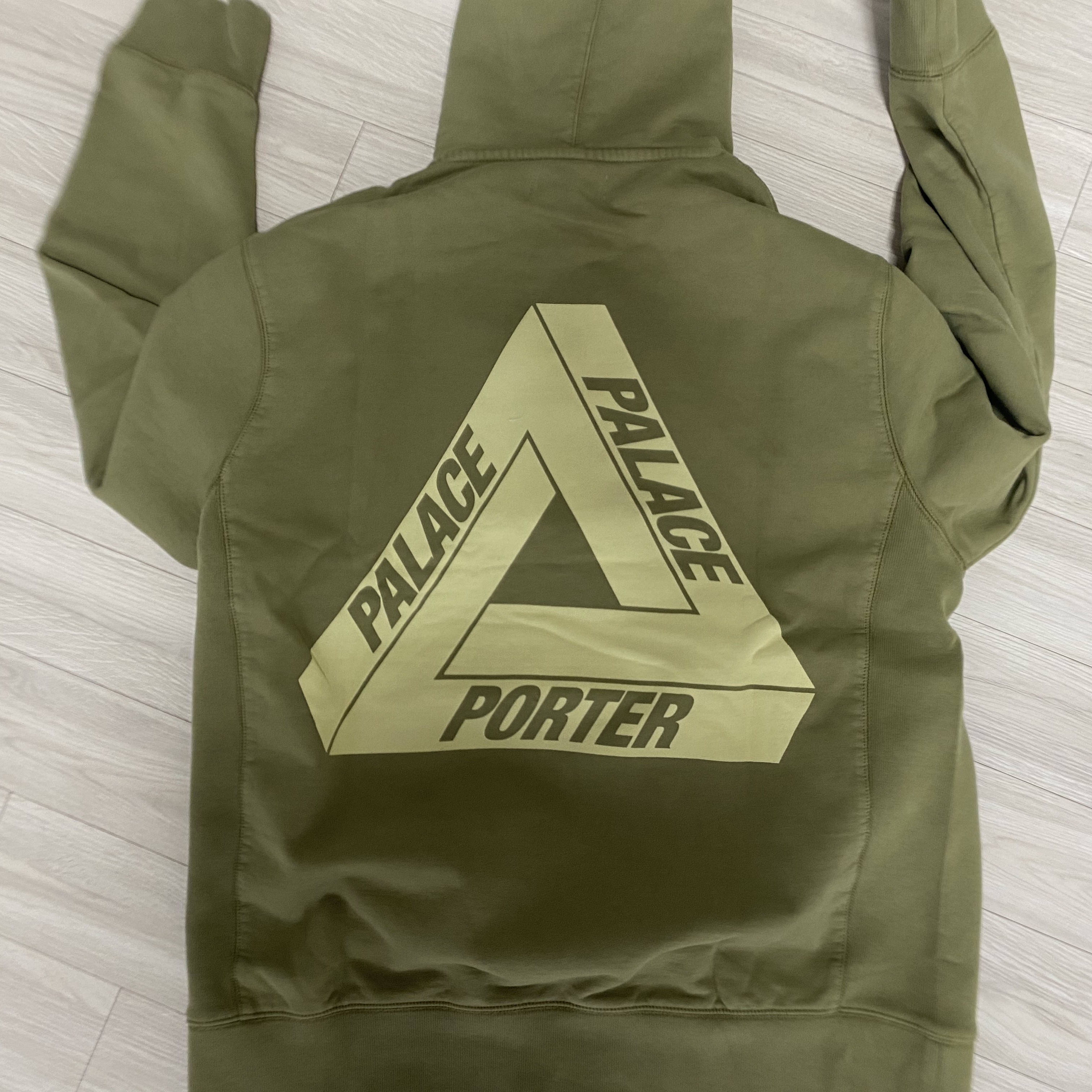 Palace x Porter Tri-Ferg Hoodie Olive 착용 스타일 - 1