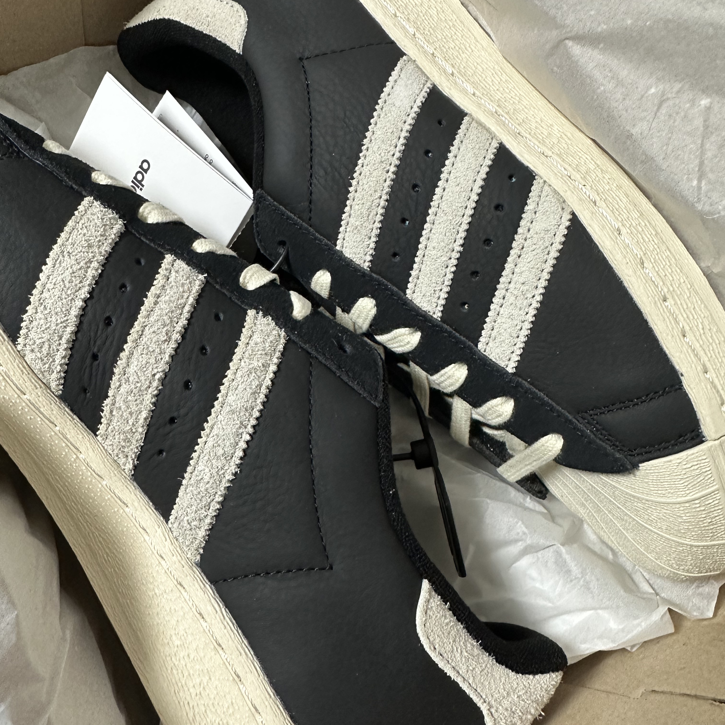 Adidas Superstar 82 Black White 착용 스타일