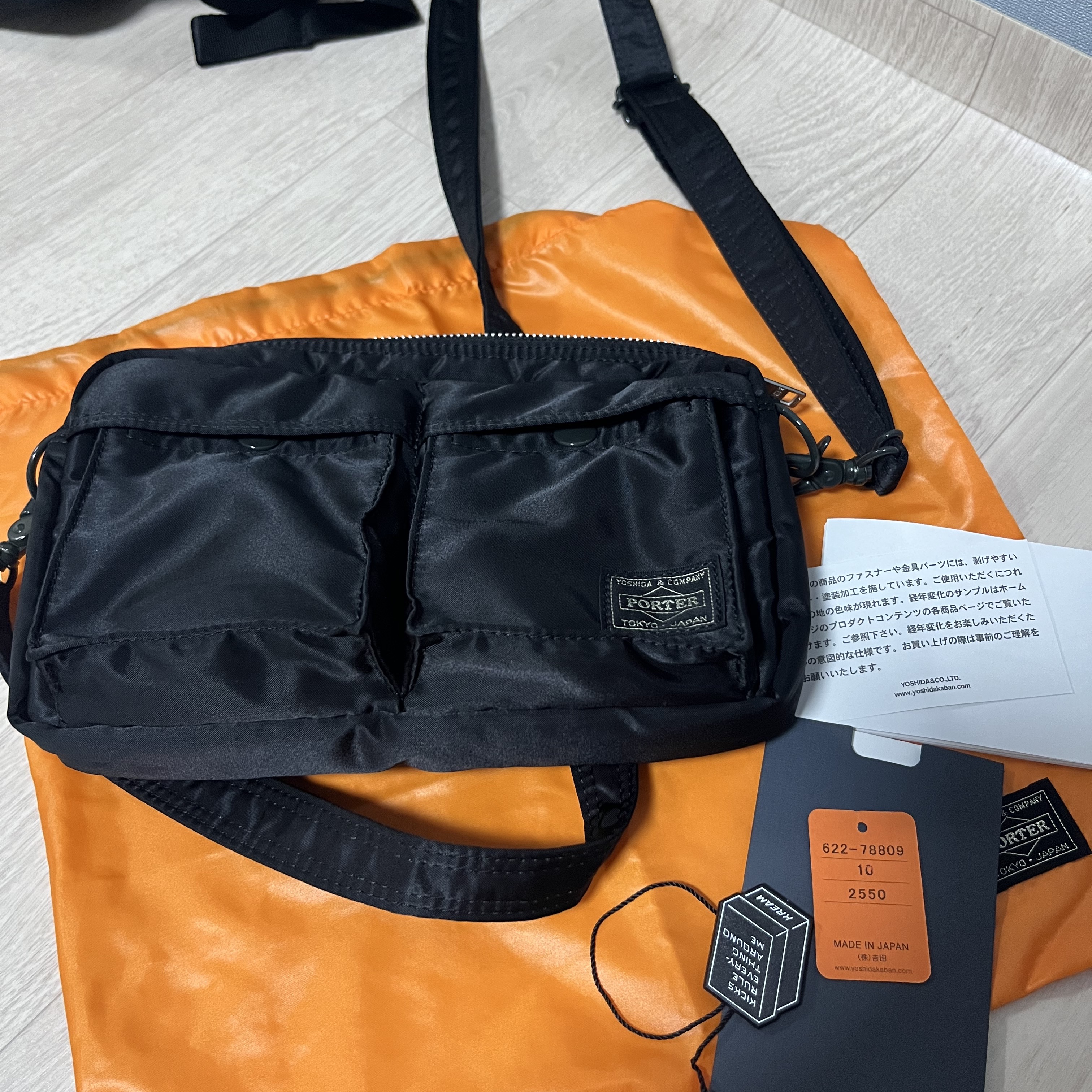 Porter Tanker Shoulder Bag Black 착용 스타일
