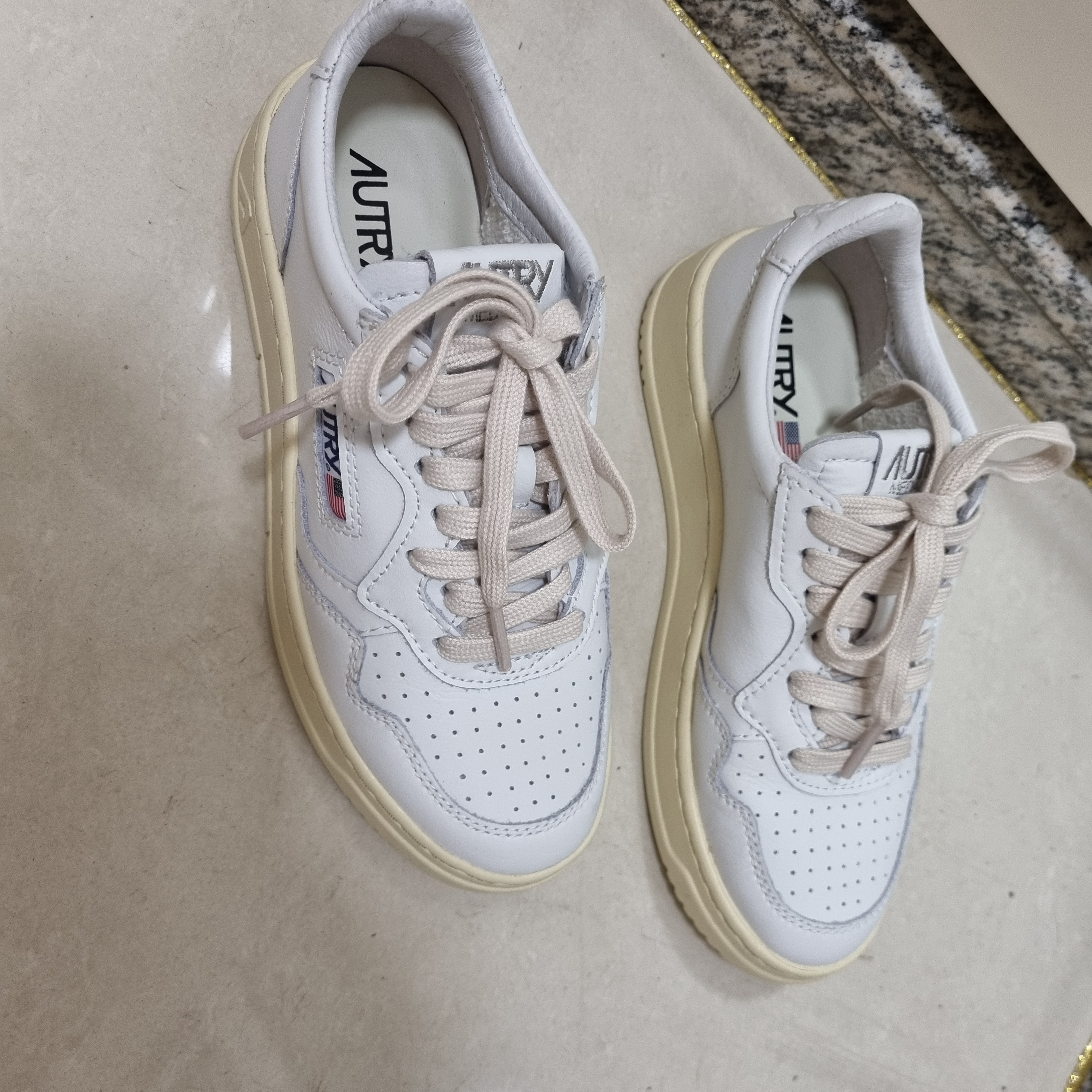 (W) Autry Medalist Low Leather Sneakers White 착용 스타일 - 2