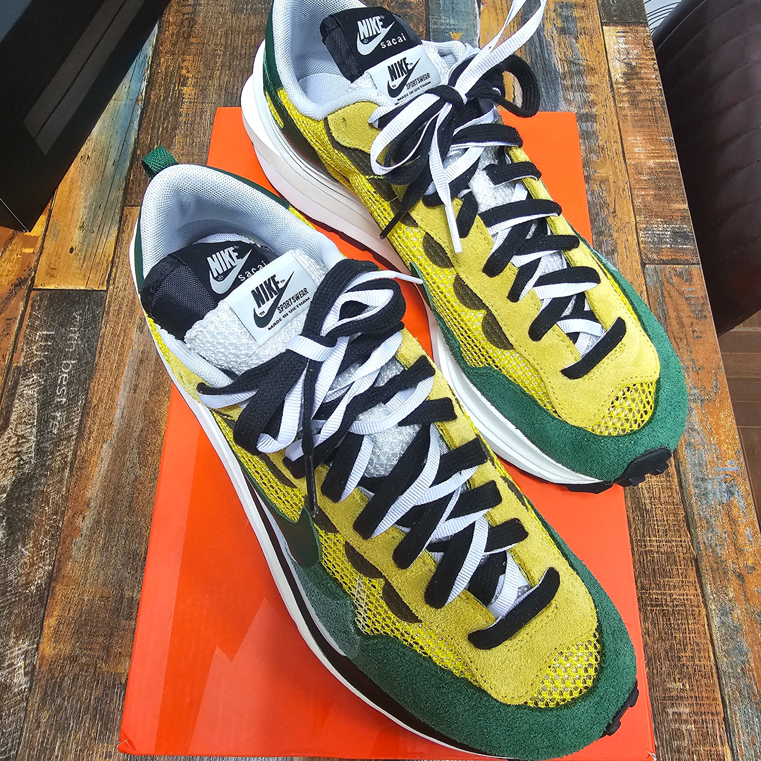 Nike x Sacai VaporWaffle Tour Yellow & Gorge Green Sail, New Balance x Stone Island 574 Legacy Green 착용 스타일 - 2