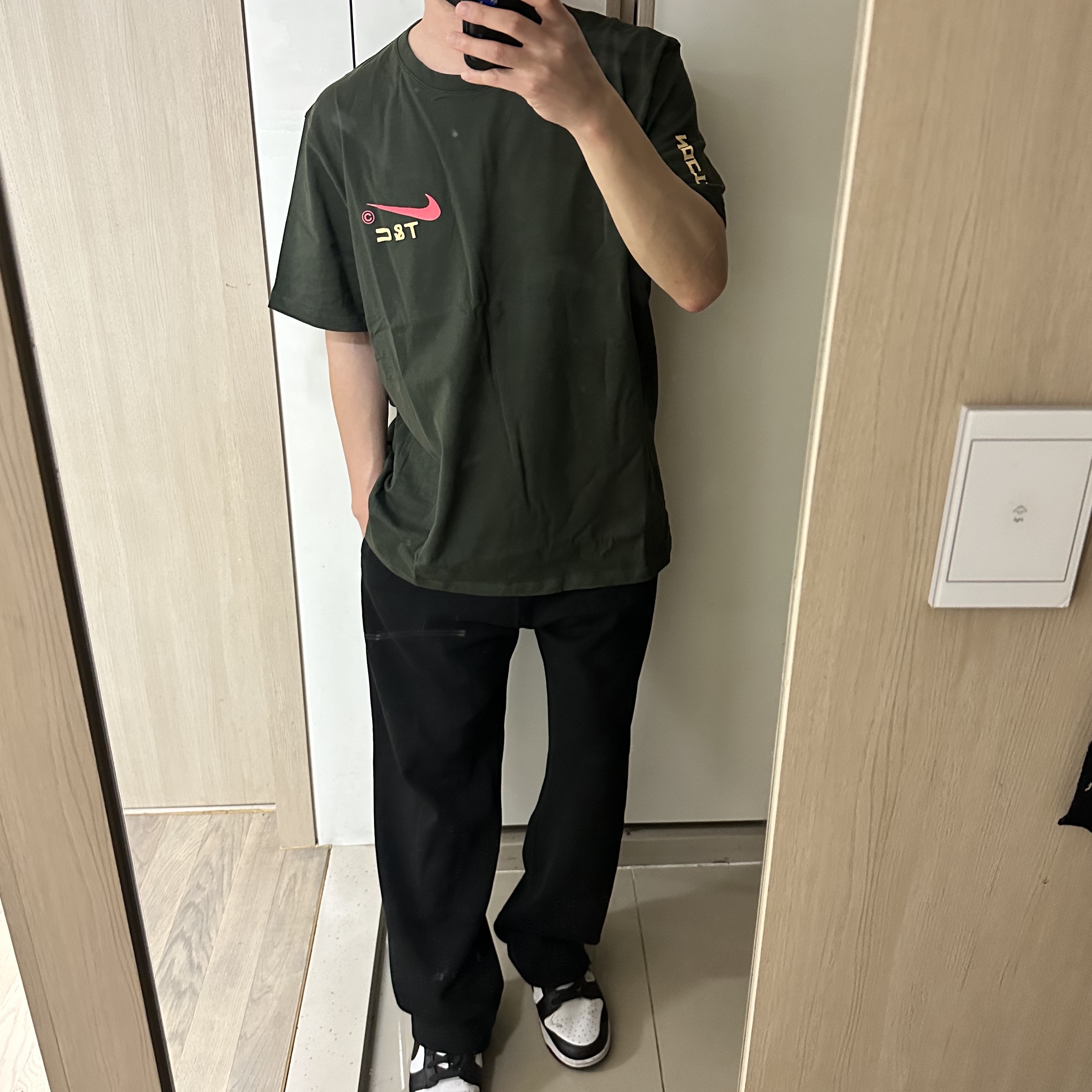 Nike x Drake Nocta x Cactus Plant Flea Market Souvenir Cactus T-Shirt Sequoia (DR2630-355) 착용 스타일 - 2