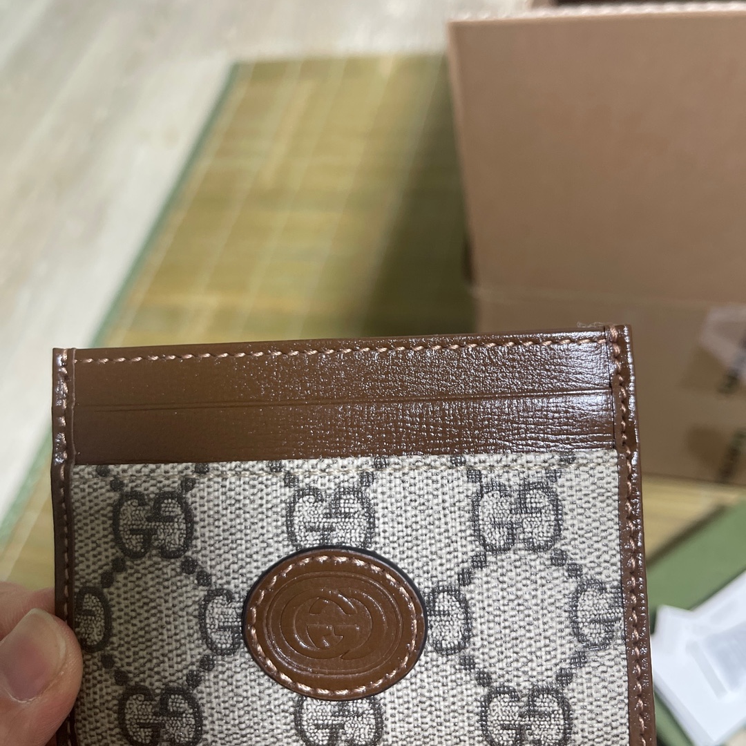 Gucci Interlocking G Card Case Beige Ebony Brown 착용 스타일