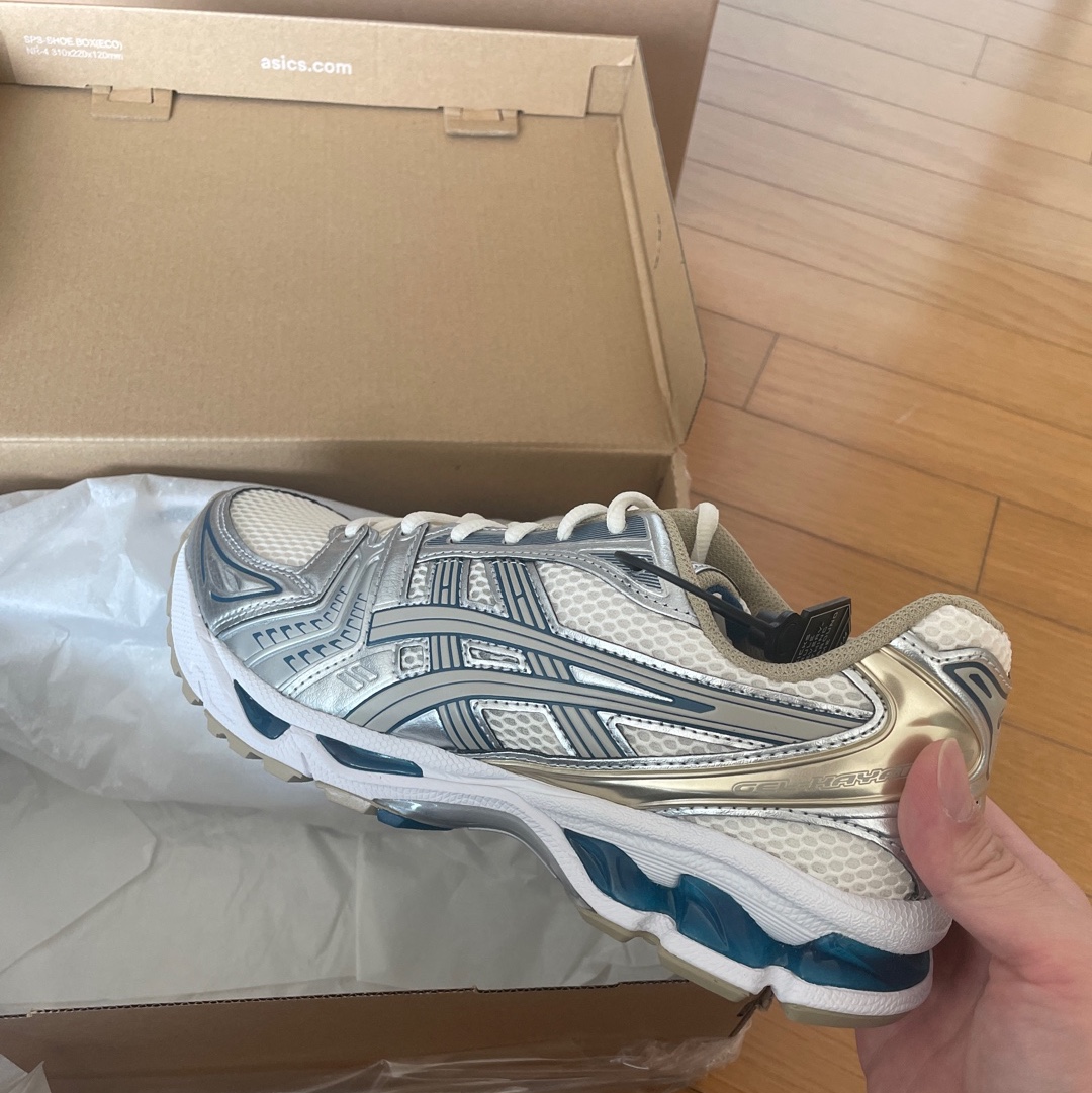Asics Gel-Kayano 14 Cream Pure Silver 착용 스타일