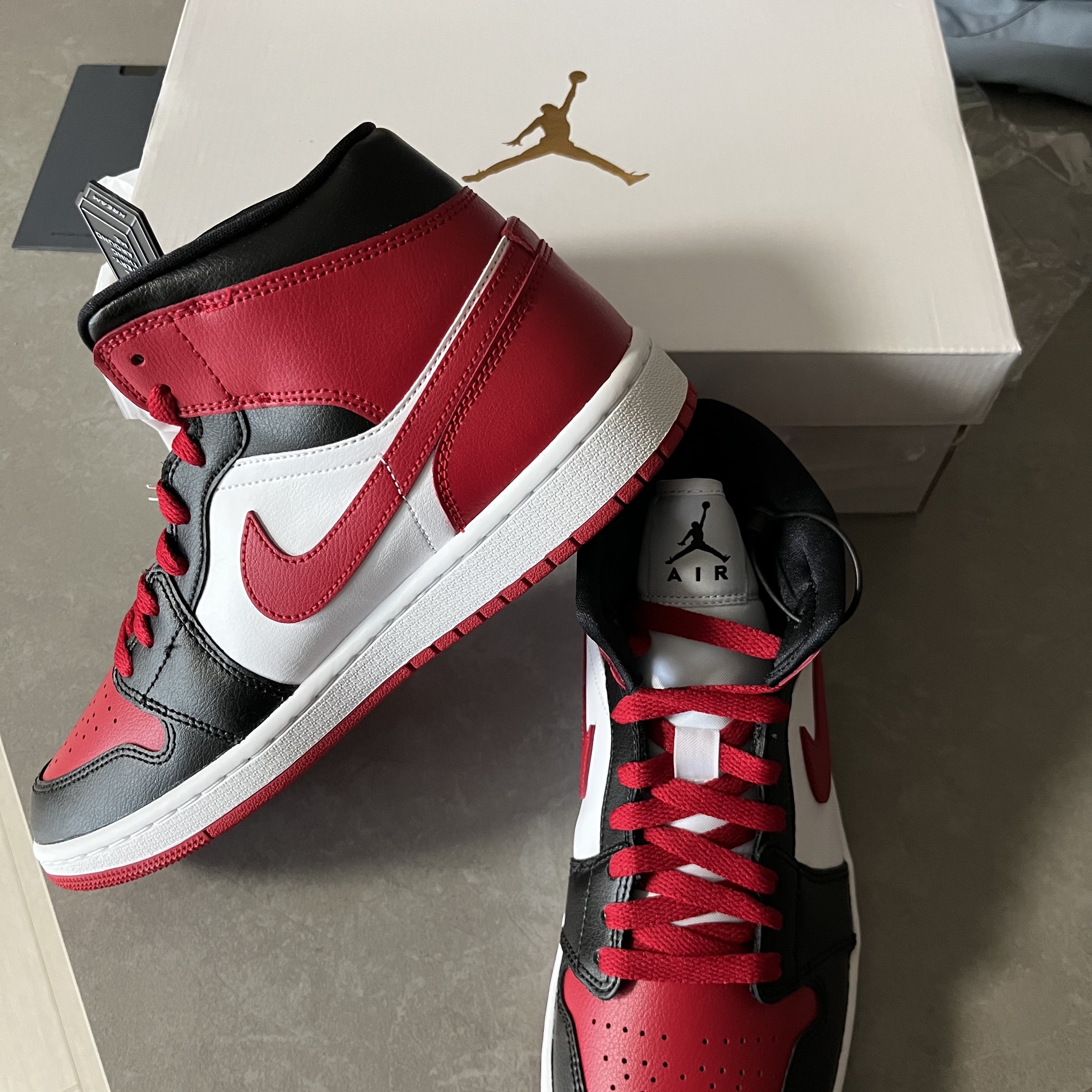 (W) Jordan 1 Mid Black and Gym Red 착용 스타일