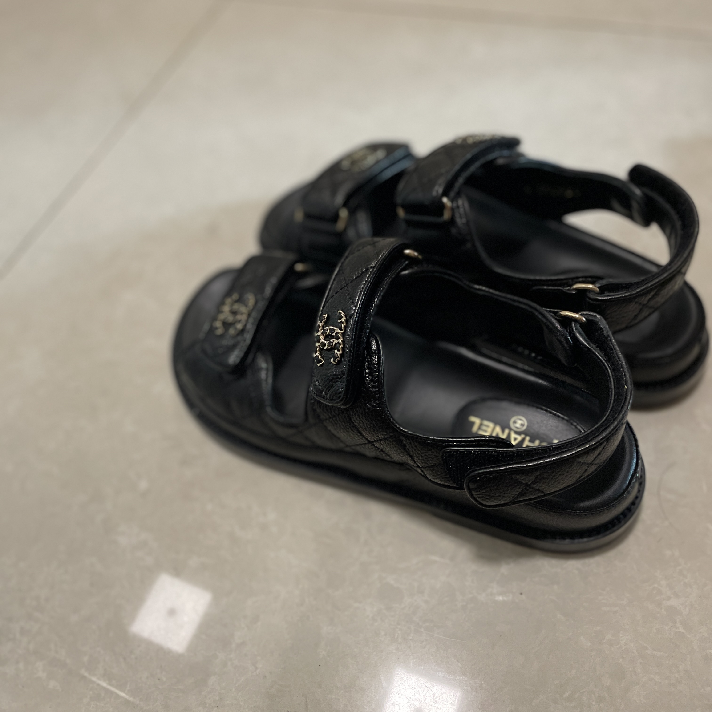 (W) Chanel Sandals Grained Calfskin & Black 착용 스타일 - 2
