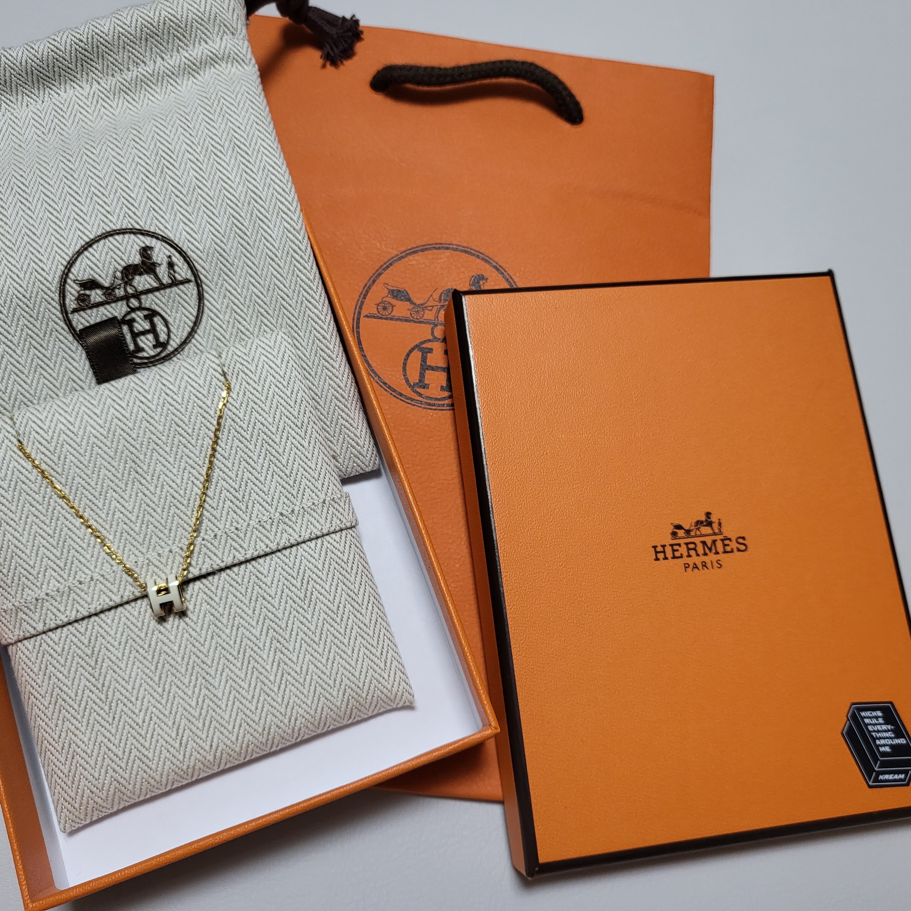 (W) Hermes Mini Pop H Pendant Gold & Blanc 착용 스타일 - 2