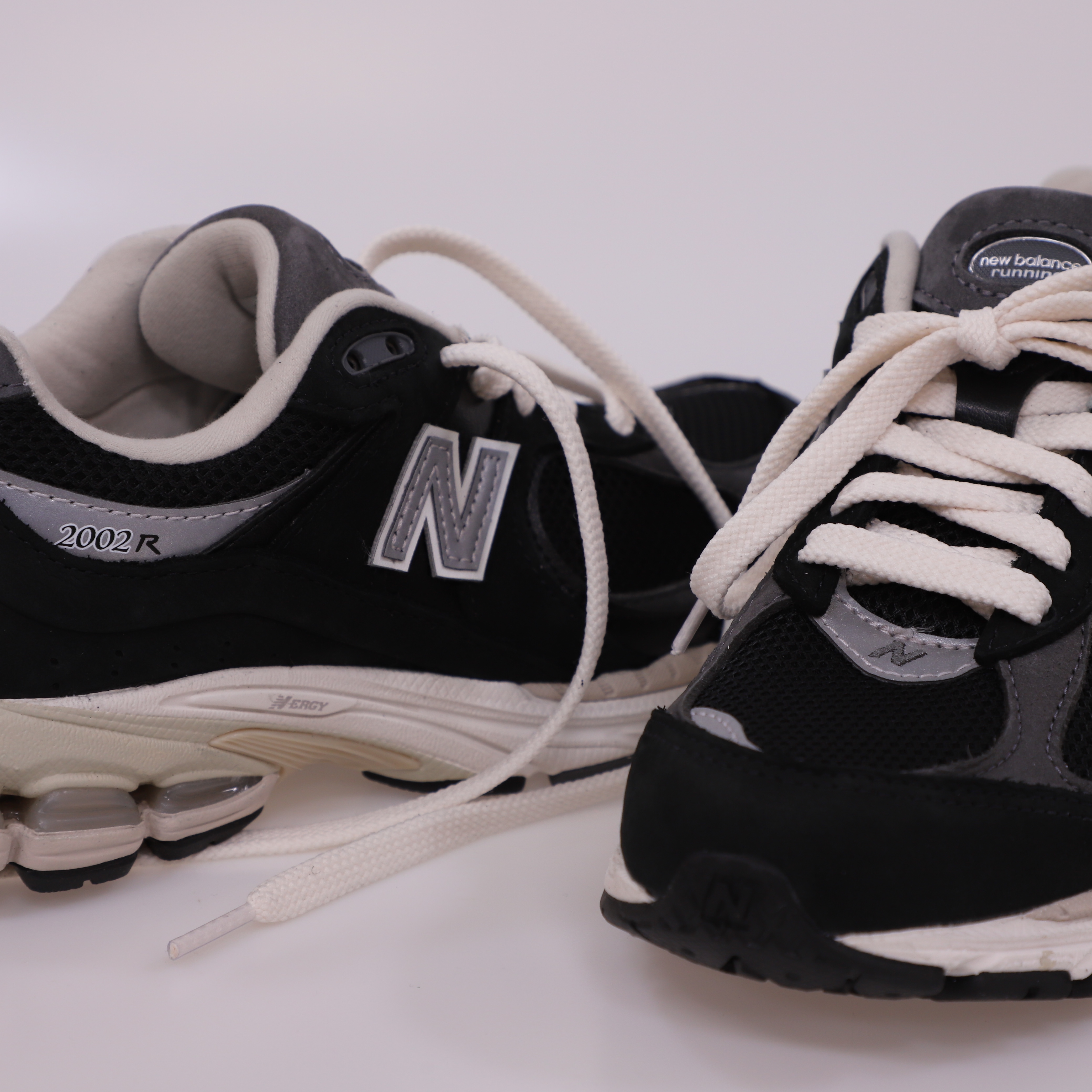 New Balance 2002R Premium Vintage Black 착용 스타일 - 4