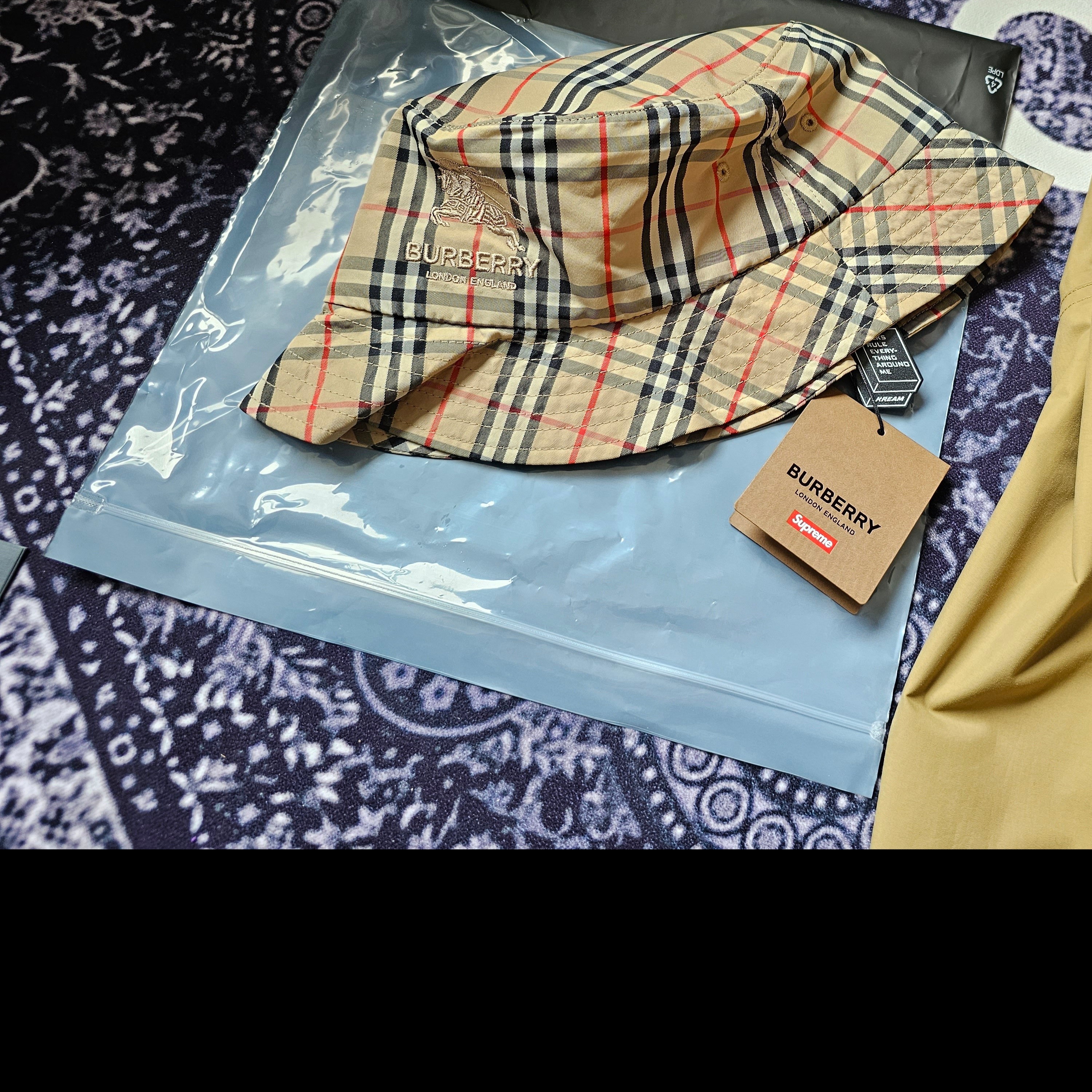 Supreme x Burberry Crusher Beige - 22SS 착용 스타일 - 2